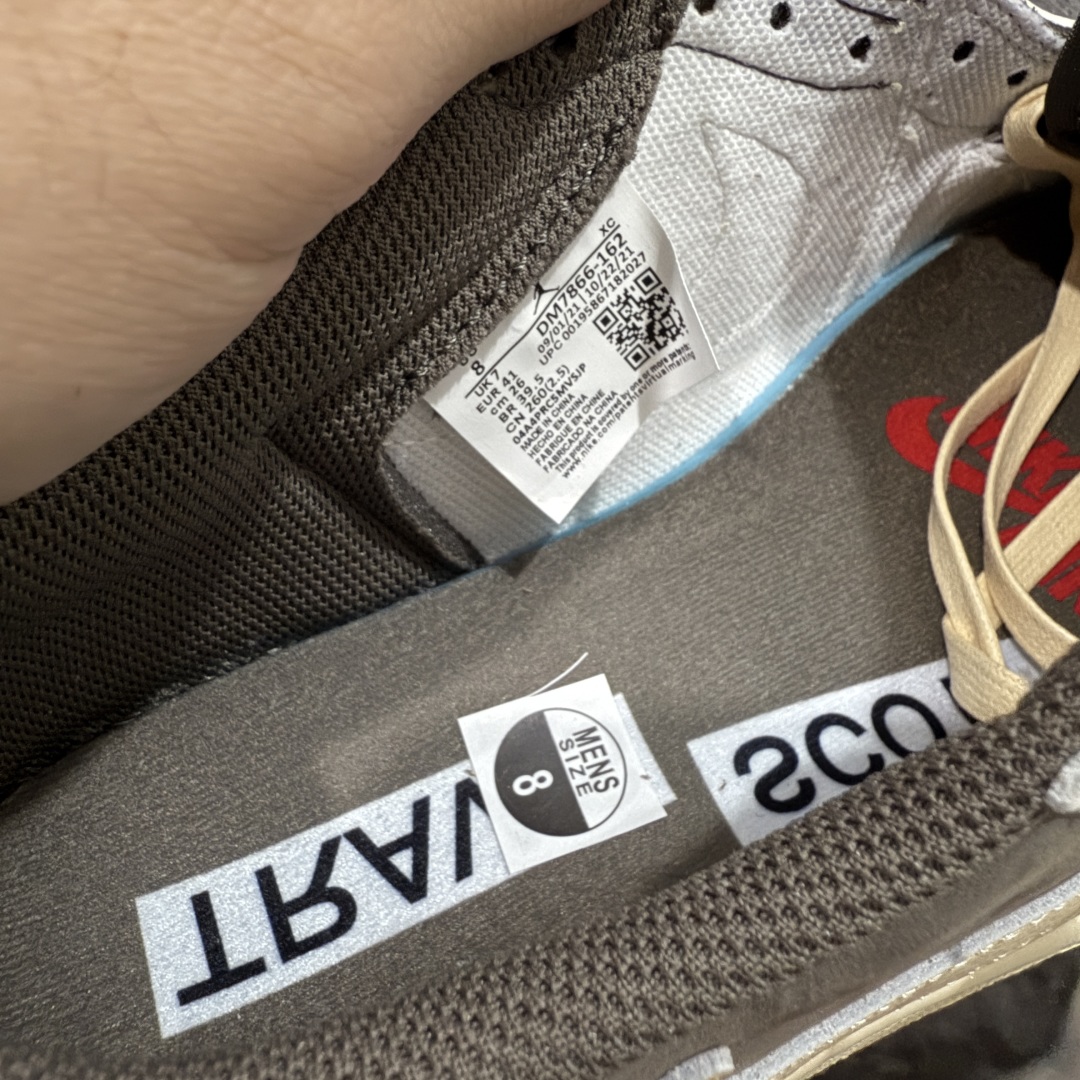 图片[7]-【原厂版】Air Jordan 1 x Travis Scott AJ1 x TS联名白棕倒钩低帮 DM7866-162 超级强悍品质 可对比市场各大纯原版本 专业aj大厂出品 对细节的把控毋庸置疑 材料也是用最接近原鞋的头层皮料 所有地方都没有做到减配 原厂鞋楦打造完美鞋型 整体鞋型以及后跟做的弧度做的非常好 鞋带为原厂打蜡鞋带 粗细程度同步原鞋 裁片清洁度到位 无明显瑕疵毛边 免修产品 正确针车 该重针 该有尖角的地方都有做到 鞋价格非常香 转手可闭眼卖高价 到手各位就知道货有多好 绝对秒杀一切同价格货品 尺码：36-47.5-选品中心