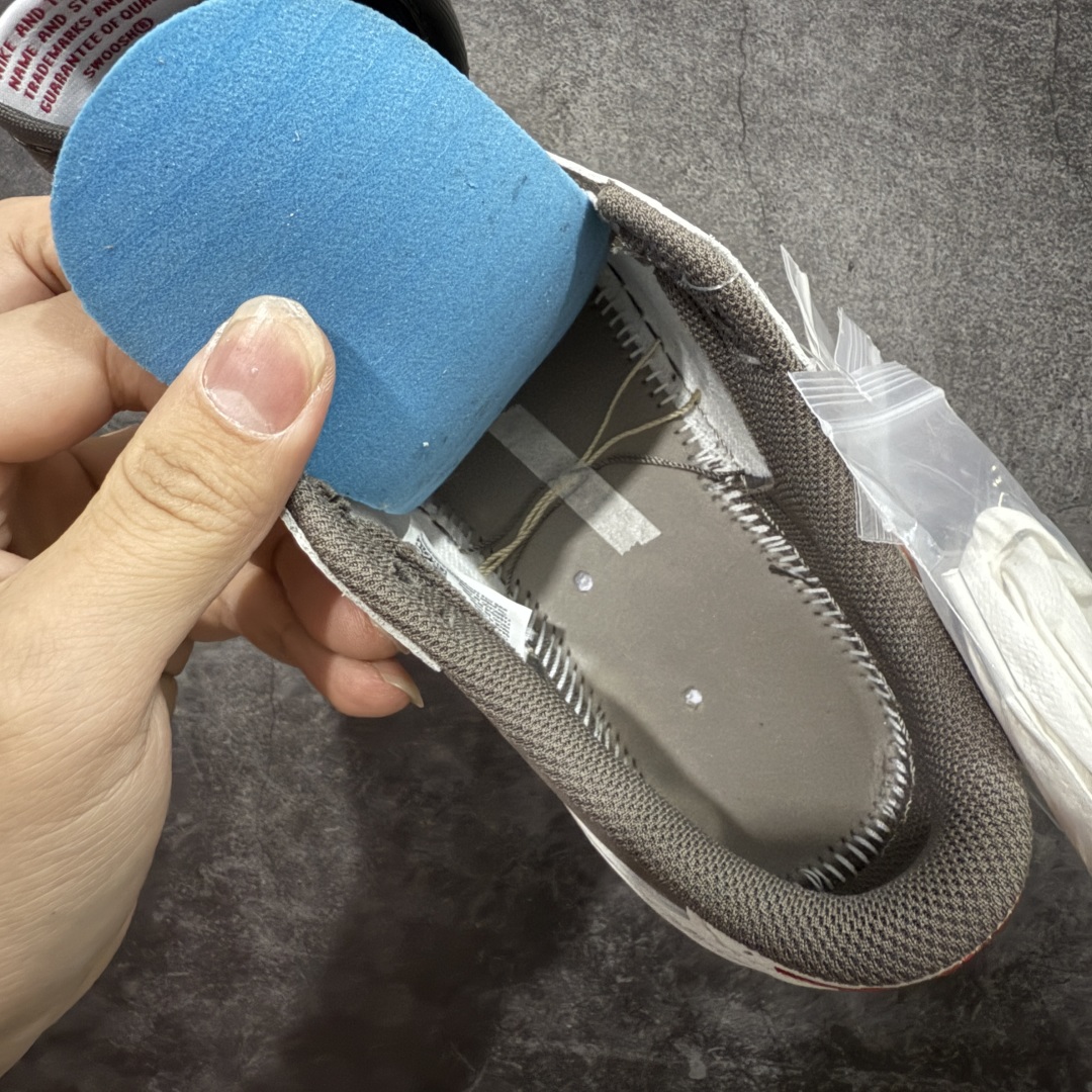 图片[8]-【原厂版】Air Jordan 1 x Travis Scott AJ1 x TS联名白棕倒钩低帮 DM7866-162 超级强悍品质 可对比市场各大纯原版本 专业aj大厂出品 对细节的把控毋庸置疑 材料也是用最接近原鞋的头层皮料 所有地方都没有做到减配 原厂鞋楦打造完美鞋型 整体鞋型以及后跟做的弧度做的非常好 鞋带为原厂打蜡鞋带 粗细程度同步原鞋 裁片清洁度到位 无明显瑕疵毛边 免修产品 正确针车 该重针 该有尖角的地方都有做到 鞋价格非常香 转手可闭眼卖高价 到手各位就知道货有多好 绝对秒杀一切同价格货品 尺码：36-47.5-选品中心