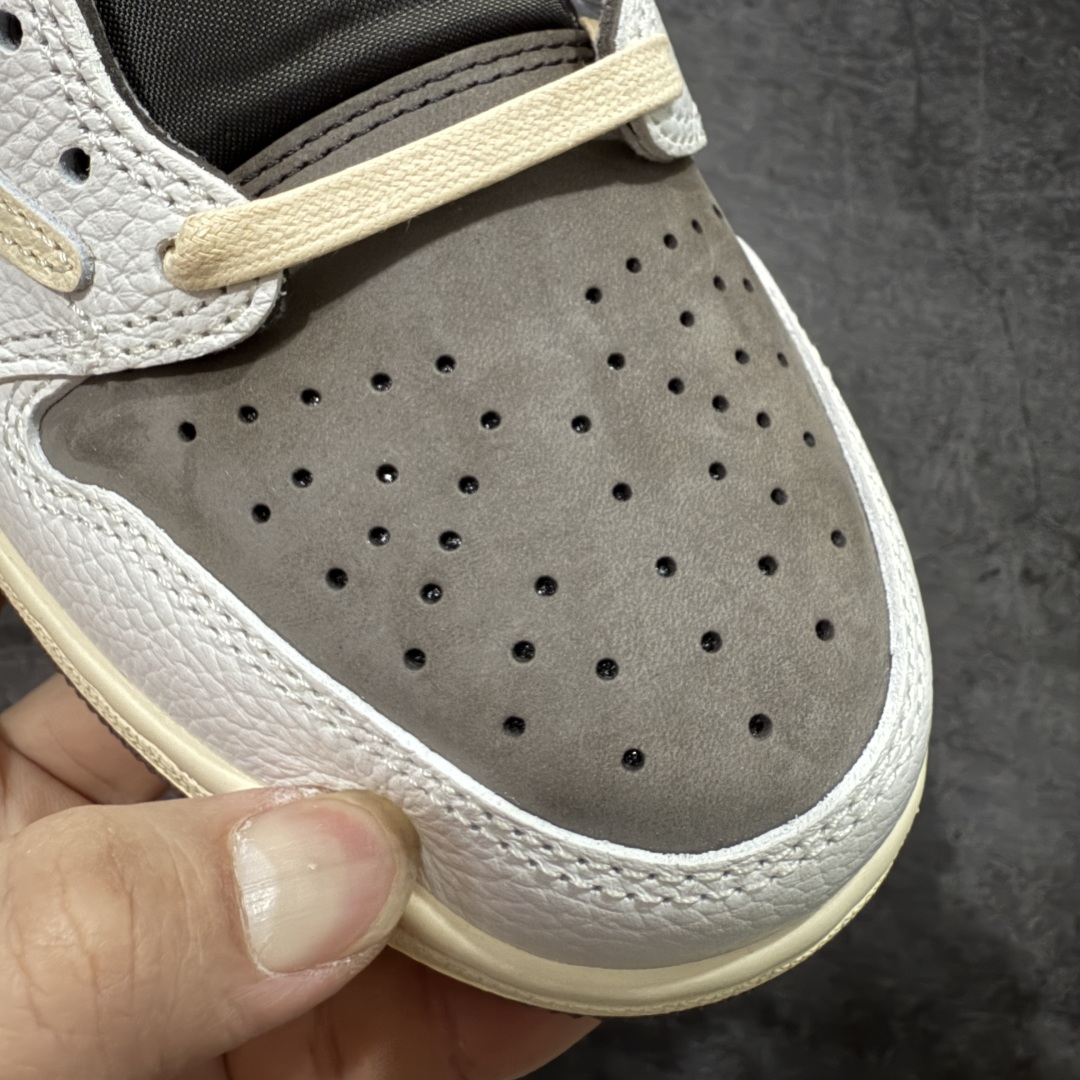 图片[5]-【原厂版】Air Jordan 1 x Travis Scott AJ1 x TS联名白棕倒钩低帮 DM7866-162 超级强悍品质 可对比市场各大纯原版本 专业aj大厂出品 对细节的把控毋庸置疑 材料也是用最接近原鞋的头层皮料 所有地方都没有做到减配 原厂鞋楦打造完美鞋型 整体鞋型以及后跟做的弧度做的非常好 鞋带为原厂打蜡鞋带 粗细程度同步原鞋 裁片清洁度到位 无明显瑕疵毛边 免修产品 正确针车 该重针 该有尖角的地方都有做到 鞋价格非常香 转手可闭眼卖高价 到手各位就知道货有多好 绝对秒杀一切同价格货品 尺码：36-47.5-选品中心