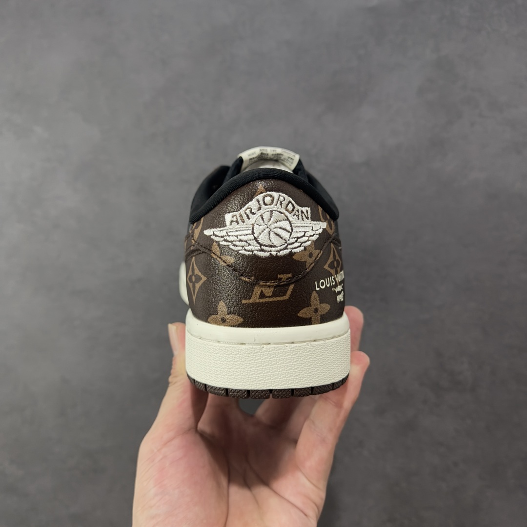 图片[4]-【定制版】高端定制Travis Scott x Jordan 1 Low LV联名-棕灰格纹 倒勾低帮休闲板鞋 原厂全头层皮 大厂纯原品质出货 纯正版型 定制鞋盒 皮料切割干净无任何毛边 细节完美 超高清洁度 货号：SC0601-051 尺码：36 36.5 37.5 38 38.5 39 40 40.5 41 42 42.5 43 44 44.5 45 编码：HXSB330340-选品中心