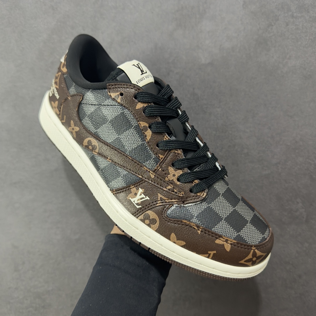 图片[3]-【定制版】高端定制Travis Scott x Jordan 1 Low LV联名-棕灰格纹 倒勾低帮休闲板鞋 原厂全头层皮 大厂纯原品质出货 纯正版型 定制鞋盒 皮料切割干净无任何毛边 细节完美 超高清洁度 货号：SC0601-051 尺码：36 36.5 37.5 38 38.5 39 40 40.5 41 42 42.5 43 44 44.5 45 编码：HXSB330340-选品中心