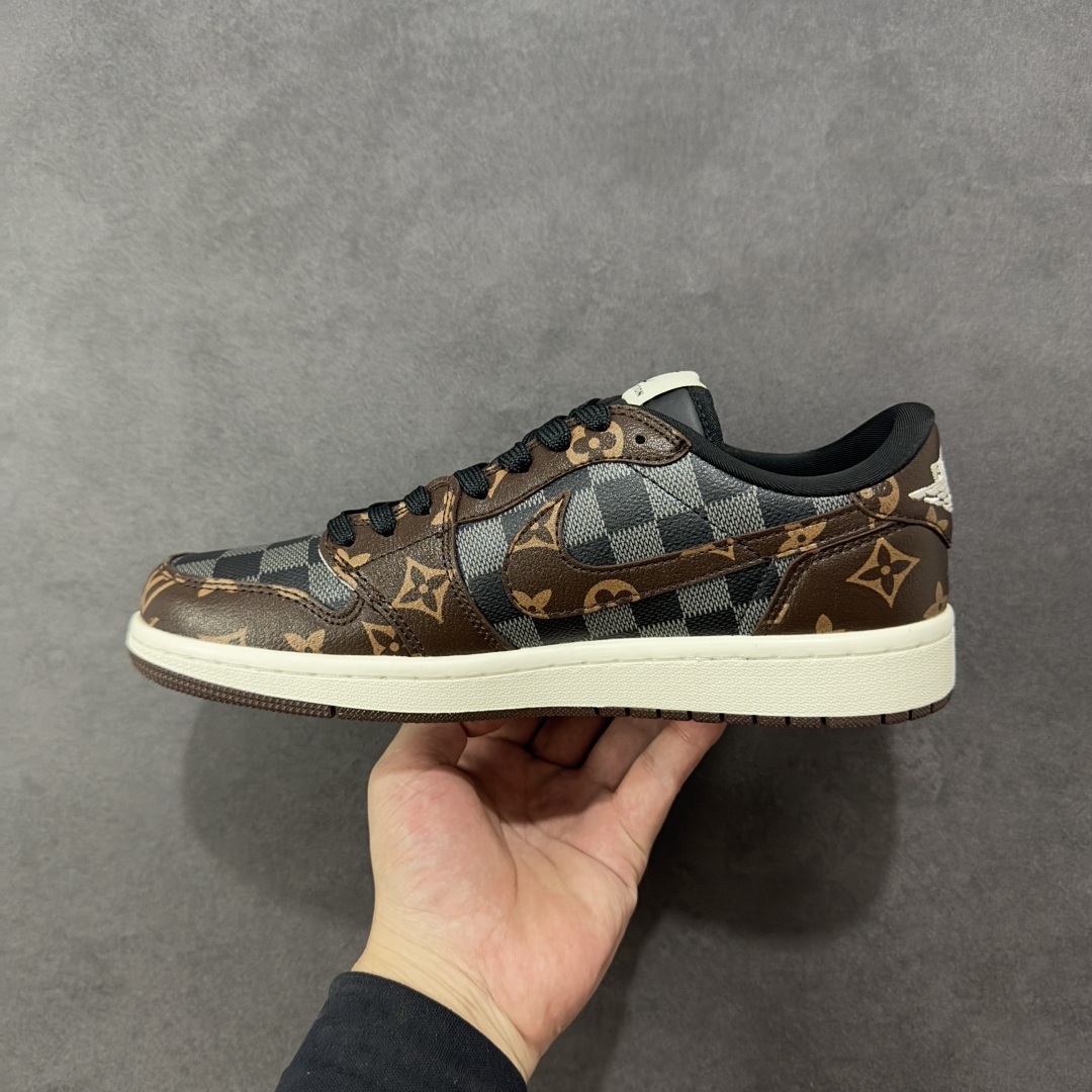 图片[2]-【定制版】高端定制Travis Scott x Jordan 1 Low LV联名-棕灰格纹 倒勾低帮休闲板鞋 原厂全头层皮 大厂纯原品质出货 纯正版型 定制鞋盒 皮料切割干净无任何毛边 细节完美 超高清洁度 货号：SC0601-051 尺码：36 36.5 37.5 38 38.5 39 40 40.5 41 42 42.5 43 44 44.5 45 编码：HXSB330340-选品中心