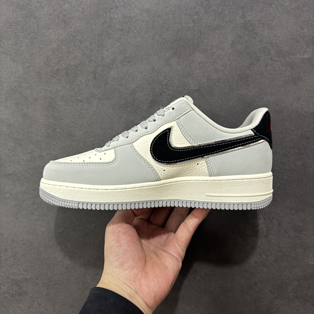 图片[2]-【定制版】Stussy x Nike Air Force 1 Low 斯图西 x 耐克 高端定制空军一号 低帮 联名灰白黑 鞋身整体采用米白色皮革搭配灰色皮革框架覆盖层，设计独特且充满时尚感；鞋身两侧Swoosh Logo采用黑色点缀并以银色进行描边，后跟装饰片使用黑色制作，鞋头处斯图西Logo采用黑色压印妆点，鞋舌上以Swoosh Logo呈现，后跟Nike Swoosh Logo及Air辅以红色刺绣打造，后跟侧方印有Stussy字样，彰显联名身份；最后以米白色中底搭配灰色橡胶外底完善整体设计收尾。 货号：DK0188-085 尺码：36 36.5 37.5 38 38.5 39 40 40.5 41 42 42.5 43 44 44.5 45 编码：HXSB310320-选品中心