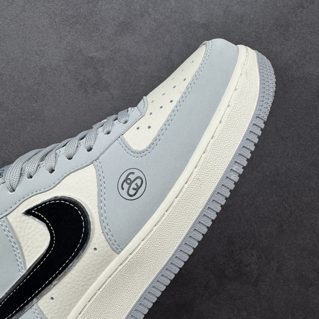 图片[5]-【定制版】Stussy x Nike Air Force 1 Low 斯图西 x 耐克 高端定制空军一号 低帮 联名灰白黑 鞋身整体采用米白色皮革搭配灰色皮革框架覆盖层，设计独特且充满时尚感；鞋身两侧Swoosh Logo采用黑色点缀并以银色进行描边，后跟装饰片使用黑色制作，鞋头处斯图西Logo采用黑色压印妆点，鞋舌上以Swoosh Logo呈现，后跟Nike Swoosh Logo及Air辅以红色刺绣打造，后跟侧方印有Stussy字样，彰显联名身份；最后以米白色中底搭配灰色橡胶外底完善整体设计收尾。 货号：DK0188-085 尺码：36 36.5 37.5 38 38.5 39 40 40.5 41 42 42.5 43 44 44.5 45 编码：HXSB310320-选品中心