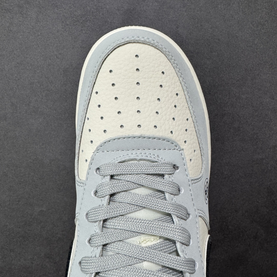 图片[8]-【定制版】Stussy x Nike Air Force 1 Low 斯图西 x 耐克 高端定制空军一号 低帮 联名灰白黑 鞋身整体采用米白色皮革搭配灰色皮革框架覆盖层，设计独特且充满时尚感；鞋身两侧Swoosh Logo采用黑色点缀并以银色进行描边，后跟装饰片使用黑色制作，鞋头处斯图西Logo采用黑色压印妆点，鞋舌上以Swoosh Logo呈现，后跟Nike Swoosh Logo及Air辅以红色刺绣打造，后跟侧方印有Stussy字样，彰显联名身份；最后以米白色中底搭配灰色橡胶外底完善整体设计收尾。 货号：DK0188-085 尺码：36 36.5 37.5 38 38.5 39 40 40.5 41 42 42.5 43 44 44.5 45 编码：HXSB310320-选品中心