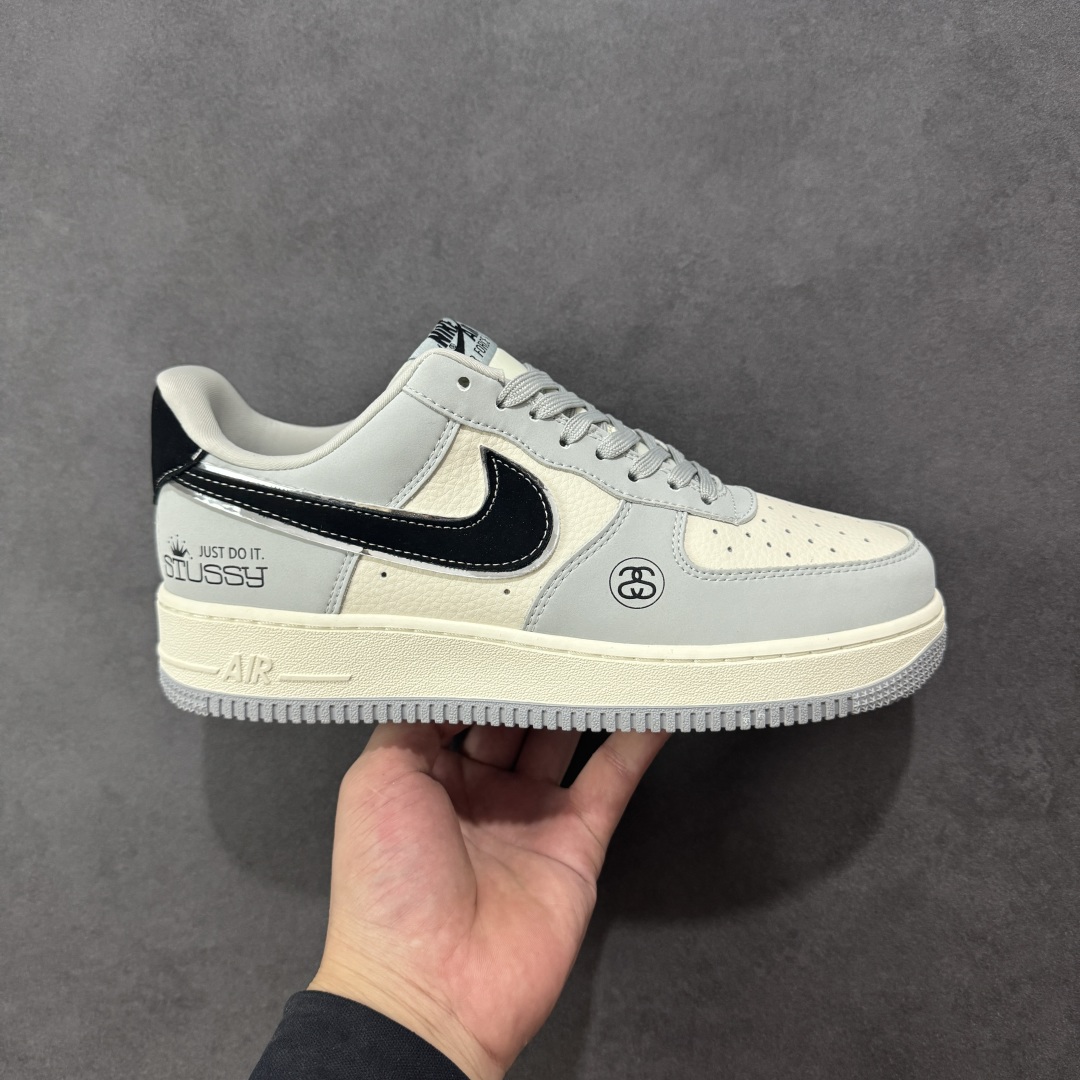 【定制版】Stussy x Nike Air Force 1 Low 斯图西 x 耐克 高端定制空军一号 低帮 联名灰白黑 鞋身整体采用米白色皮革搭配灰色皮革框架覆盖层,设计独特且充满时尚感;鞋身两侧Swoosh Logo采用黑色点缀并以银色进行描边,后跟装饰片使用黑色制作,鞋头处斯图西Logo采用黑色压印妆点,鞋舌上以Swoosh Logo呈现,后跟Nike Swoosh Logo及Air辅以红色刺绣打造,后跟侧方印有Stussy字样,彰显联名身份;最后以米白色中底搭配灰色橡胶外底完善整体设计收尾。 货号:DK0188-085 尺码:36 36.5 37.5 38 38.5 39 40 40.5 41 42 42.5 43 44 44.5 45 编码:HXSB310320-选品中心