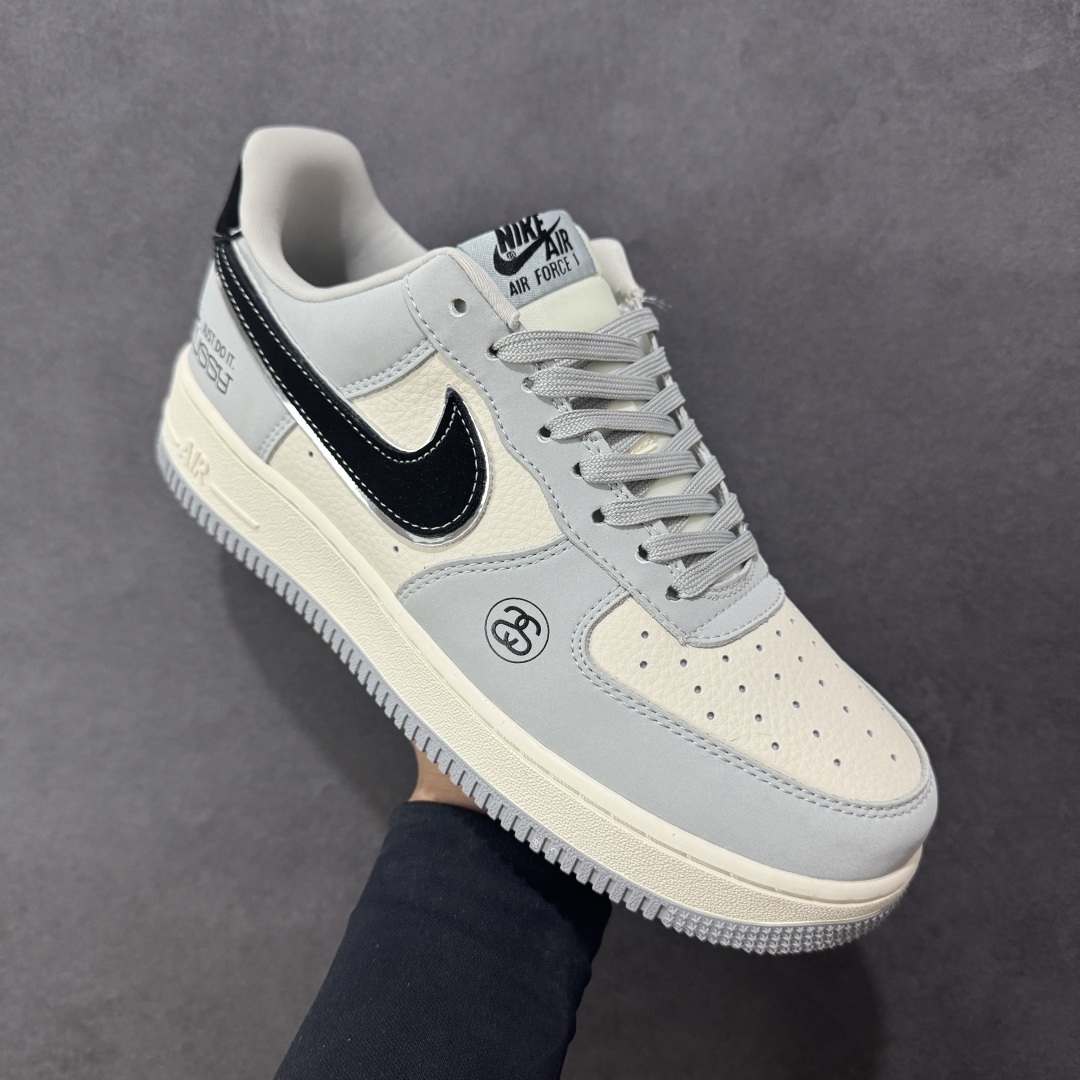 图片[3]-【定制版】Stussy x Nike Air Force 1 Low 斯图西 x 耐克 高端定制空军一号 低帮 联名灰白黑 鞋身整体采用米白色皮革搭配灰色皮革框架覆盖层，设计独特且充满时尚感；鞋身两侧Swoosh Logo采用黑色点缀并以银色进行描边，后跟装饰片使用黑色制作，鞋头处斯图西Logo采用黑色压印妆点，鞋舌上以Swoosh Logo呈现，后跟Nike Swoosh Logo及Air辅以红色刺绣打造，后跟侧方印有Stussy字样，彰显联名身份；最后以米白色中底搭配灰色橡胶外底完善整体设计收尾。 货号：DK0188-085 尺码：36 36.5 37.5 38 38.5 39 40 40.5 41 42 42.5 43 44 44.5 45 编码：HXSB310320-选品中心