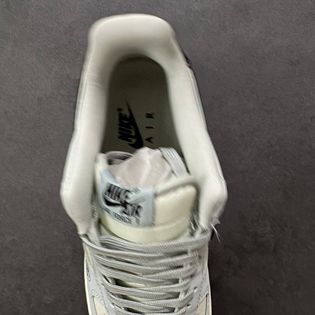 图片[7]-【定制版】Stussy x Nike Air Force 1 Low 斯图西 x 耐克 高端定制空军一号 低帮 联名灰白黑 鞋身整体采用米白色皮革搭配灰色皮革框架覆盖层，设计独特且充满时尚感；鞋身两侧Swoosh Logo采用黑色点缀并以银色进行描边，后跟装饰片使用黑色制作，鞋头处斯图西Logo采用黑色压印妆点，鞋舌上以Swoosh Logo呈现，后跟Nike Swoosh Logo及Air辅以红色刺绣打造，后跟侧方印有Stussy字样，彰显联名身份；最后以米白色中底搭配灰色橡胶外底完善整体设计收尾。 货号：DK0188-085 尺码：36 36.5 37.5 38 38.5 39 40 40.5 41 42 42.5 43 44 44.5 45 编码：HXSB310320-选品中心