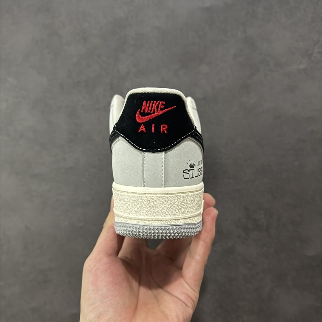 图片[4]-【定制版】Stussy x Nike Air Force 1 Low 斯图西 x 耐克 高端定制空军一号 低帮 联名灰白黑 鞋身整体采用米白色皮革搭配灰色皮革框架覆盖层，设计独特且充满时尚感；鞋身两侧Swoosh Logo采用黑色点缀并以银色进行描边，后跟装饰片使用黑色制作，鞋头处斯图西Logo采用黑色压印妆点，鞋舌上以Swoosh Logo呈现，后跟Nike Swoosh Logo及Air辅以红色刺绣打造，后跟侧方印有Stussy字样，彰显联名身份；最后以米白色中底搭配灰色橡胶外底完善整体设计收尾。 货号：DK0188-085 尺码：36 36.5 37.5 38 38.5 39 40 40.5 41 42 42.5 43 44 44.5 45 编码：HXSB310320-选品中心