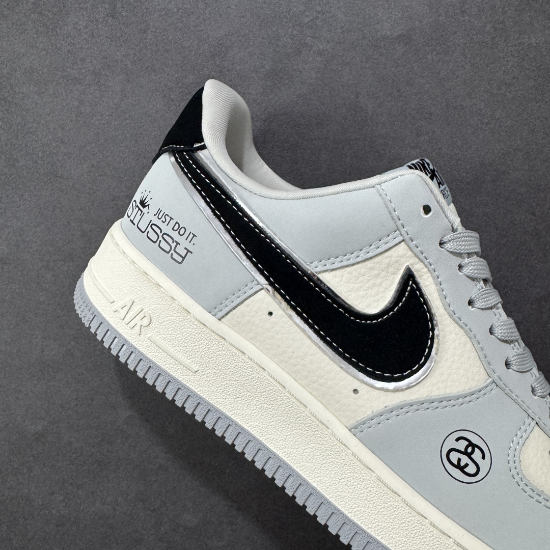 图片[6]-【定制版】Stussy x Nike Air Force 1 Low 斯图西 x 耐克 高端定制空军一号 低帮 联名灰白黑 鞋身整体采用米白色皮革搭配灰色皮革框架覆盖层，设计独特且充满时尚感；鞋身两侧Swoosh Logo采用黑色点缀并以银色进行描边，后跟装饰片使用黑色制作，鞋头处斯图西Logo采用黑色压印妆点，鞋舌上以Swoosh Logo呈现，后跟Nike Swoosh Logo及Air辅以红色刺绣打造，后跟侧方印有Stussy字样，彰显联名身份；最后以米白色中底搭配灰色橡胶外底完善整体设计收尾。 货号：DK0188-085 尺码：36 36.5 37.5 38 38.5 39 40 40.5 41 42 42.5 43 44 44.5 45 编码：HXSB310320-选品中心