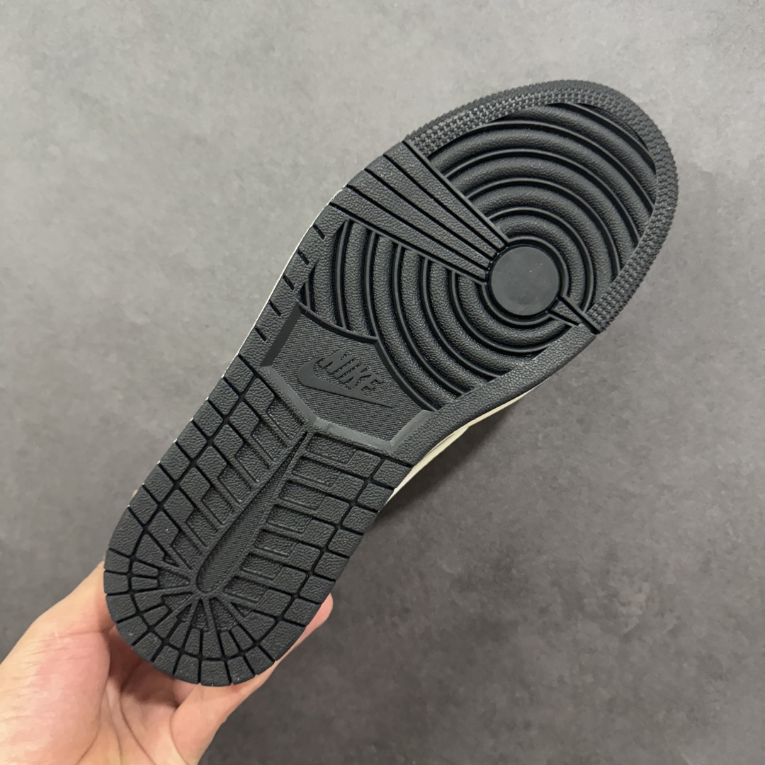图片[9]-【定制版】Supreme x Travis Scott x Air Jordan 1 Low Sup x AJ1 低帮 米白黑倒钩 AJ1 乔丹1代 aj1 乔1 低邦 米白黑倒勾联名 乔丹篮球鞋系列 鞋款整体以米白色皮革为底搭配米白色框架覆盖层，标志性的反钩Swoosh Logo采用白色呈现，内侧也辅以白色Swoosh Logo点缀，鞋舌等多处TS标志性元素均得以保留；后跟侧下方印有Supreme字样，鞋舌上以Supreme字样呈现，后跟的Jack厂牌标志以及Wings Logo均采用黑色刺绣打造，彰显联名身份；最后以米白色中底搭配黑色橡胶外底完善整体设计收尾。 货号：HH7518-089 尺码：36 36.5 37.5 38 38.5 39 40 40.5 41 42 42.5 43 44 44.5 45 编码：HXSB330340-选品中心