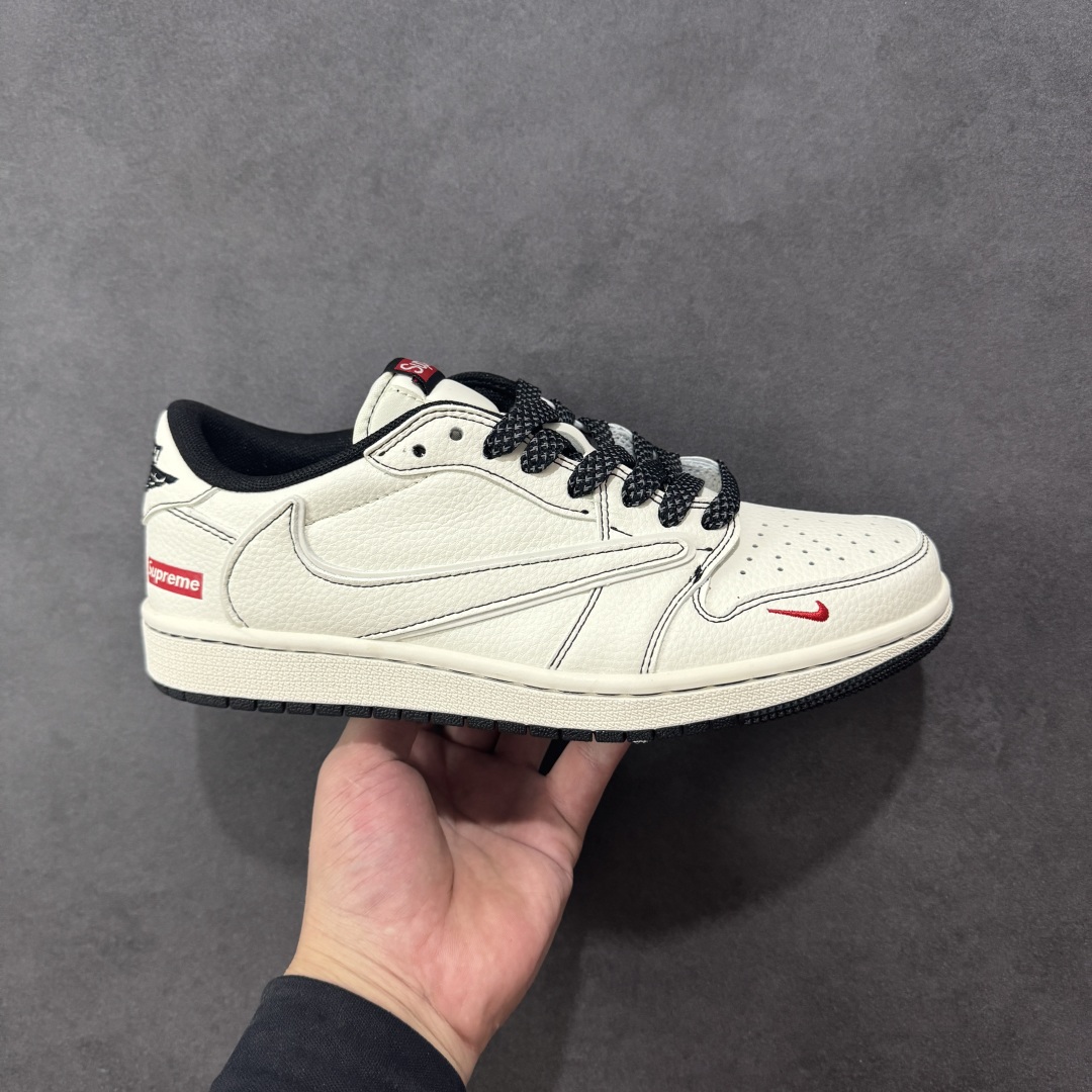 【定制版】Supreme x Travis Scott x Air Jordan 1 Low Sup x AJ1 低帮 米白黑倒钩 AJ1 乔丹1代 aj1 乔1 低邦 米白黑倒勾联名 乔丹篮球鞋系列 鞋款整体以米白色皮革为底搭配米白色框架覆盖层,标志性的反钩Swoosh Logo采用白色呈现,内侧也辅以白色Swoosh Logo点缀,鞋舌等多处TS标志性元素均得以保留;后跟侧下方印有Supreme字样,鞋舌上以Supreme字样呈现,后跟的Jack厂牌标志以及Wings Logo均采用黑色刺绣打造,彰显联名身份;最后以米白色中底搭配黑色橡胶外底完善整体设计收尾。 货号:HH7518-089 尺码:36 36.5 37.5 38 38.5 39 40 40.5 41 42 42.5 43 44 44.5 45 编码:HXSB330340-选品中心
