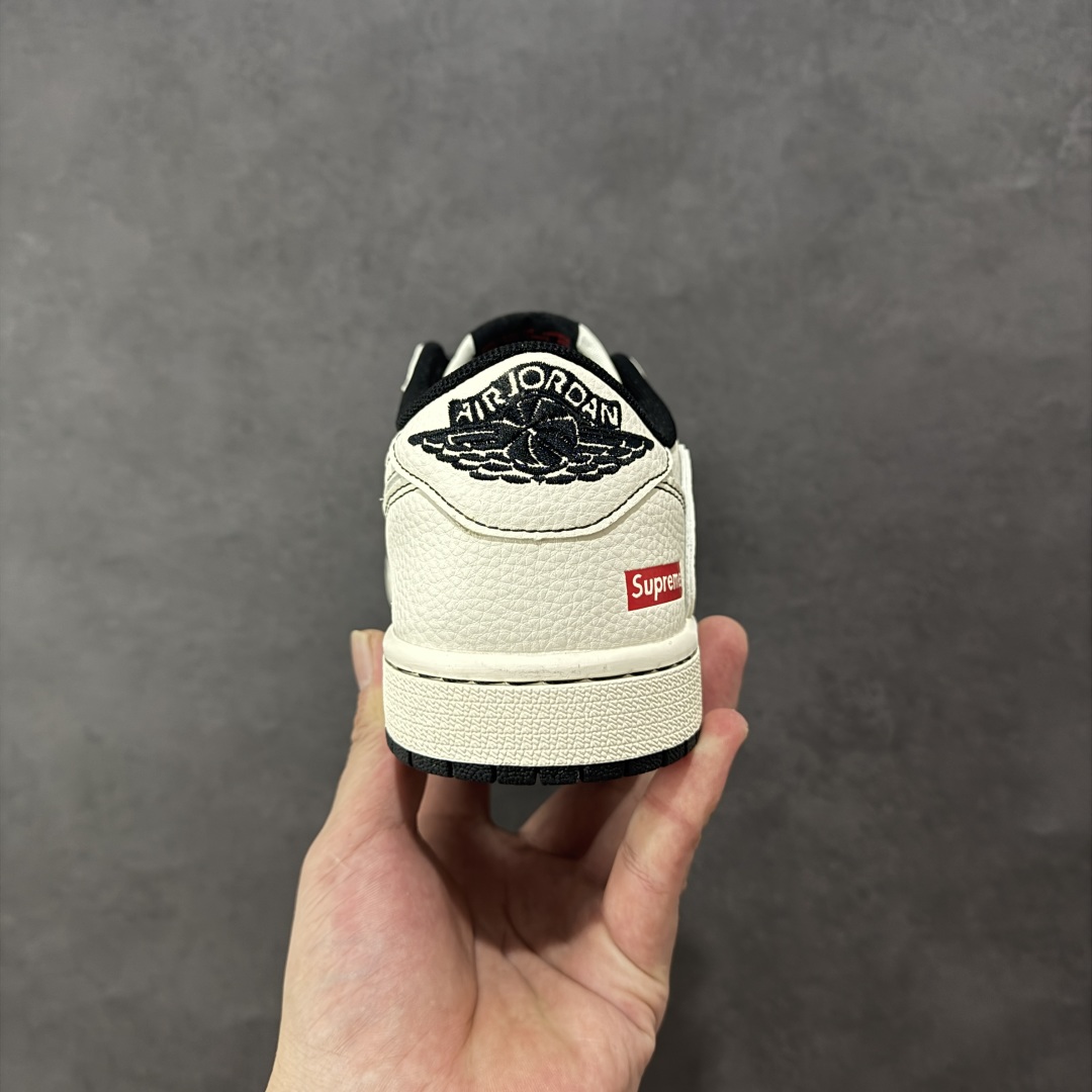 图片[4]-【定制版】Supreme x Travis Scott x Air Jordan 1 Low Sup x AJ1 低帮 米白黑倒钩 AJ1 乔丹1代 aj1 乔1 低邦 米白黑倒勾联名 乔丹篮球鞋系列 鞋款整体以米白色皮革为底搭配米白色框架覆盖层，标志性的反钩Swoosh Logo采用白色呈现，内侧也辅以白色Swoosh Logo点缀，鞋舌等多处TS标志性元素均得以保留；后跟侧下方印有Supreme字样，鞋舌上以Supreme字样呈现，后跟的Jack厂牌标志以及Wings Logo均采用黑色刺绣打造，彰显联名身份；最后以米白色中底搭配黑色橡胶外底完善整体设计收尾。 货号：HH7518-089 尺码：36 36.5 37.5 38 38.5 39 40 40.5 41 42 42.5 43 44 44.5 45 编码：HXSB330340-选品中心