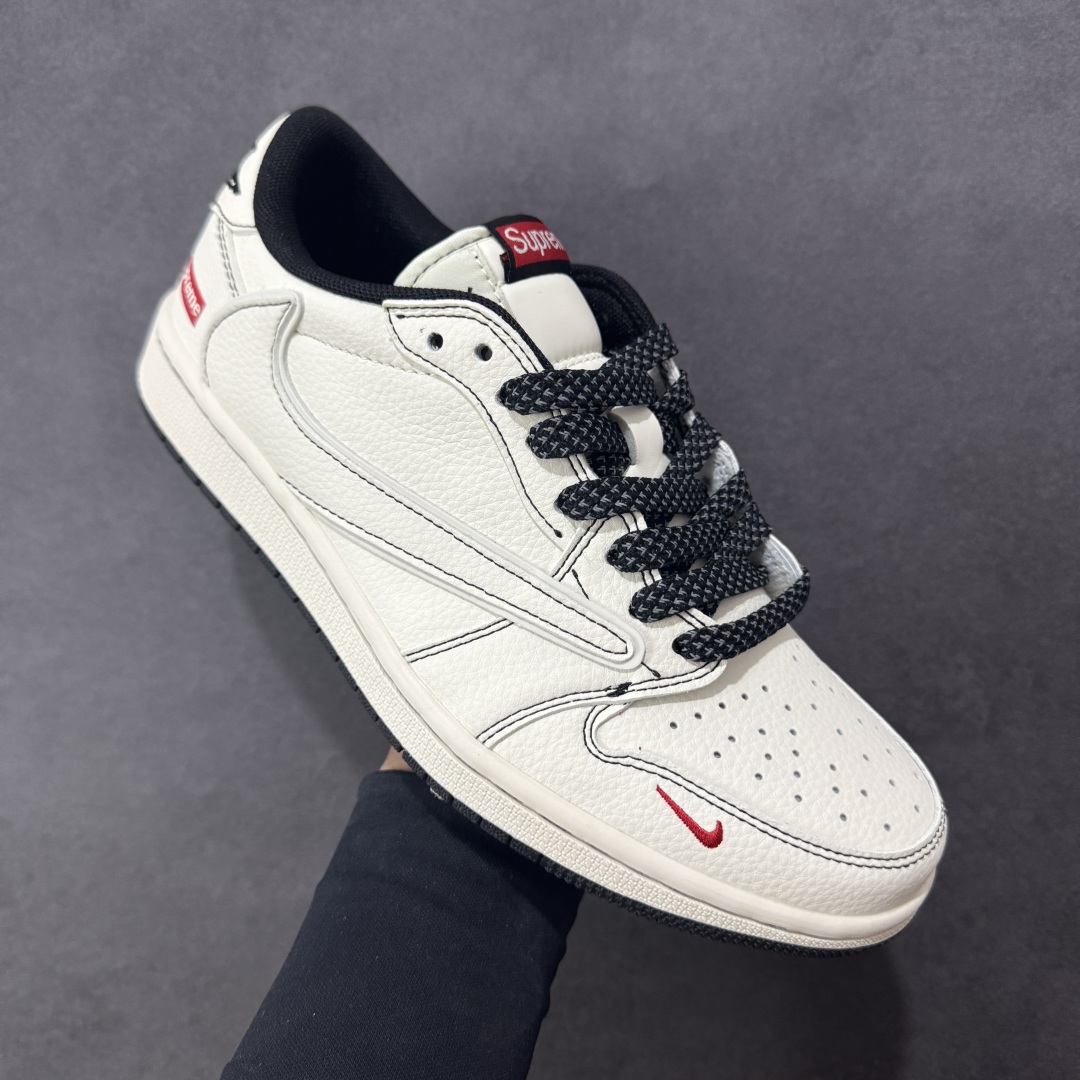 图片[3]-【定制版】Supreme x Travis Scott x Air Jordan 1 Low Sup x AJ1 低帮 米白黑倒钩 AJ1 乔丹1代 aj1 乔1 低邦 米白黑倒勾联名 乔丹篮球鞋系列 鞋款整体以米白色皮革为底搭配米白色框架覆盖层，标志性的反钩Swoosh Logo采用白色呈现，内侧也辅以白色Swoosh Logo点缀，鞋舌等多处TS标志性元素均得以保留；后跟侧下方印有Supreme字样，鞋舌上以Supreme字样呈现，后跟的Jack厂牌标志以及Wings Logo均采用黑色刺绣打造，彰显联名身份；最后以米白色中底搭配黑色橡胶外底完善整体设计收尾。 货号：HH7518-089 尺码：36 36.5 37.5 38 38.5 39 40 40.5 41 42 42.5 43 44 44.5 45 编码：HXSB330340-选品中心