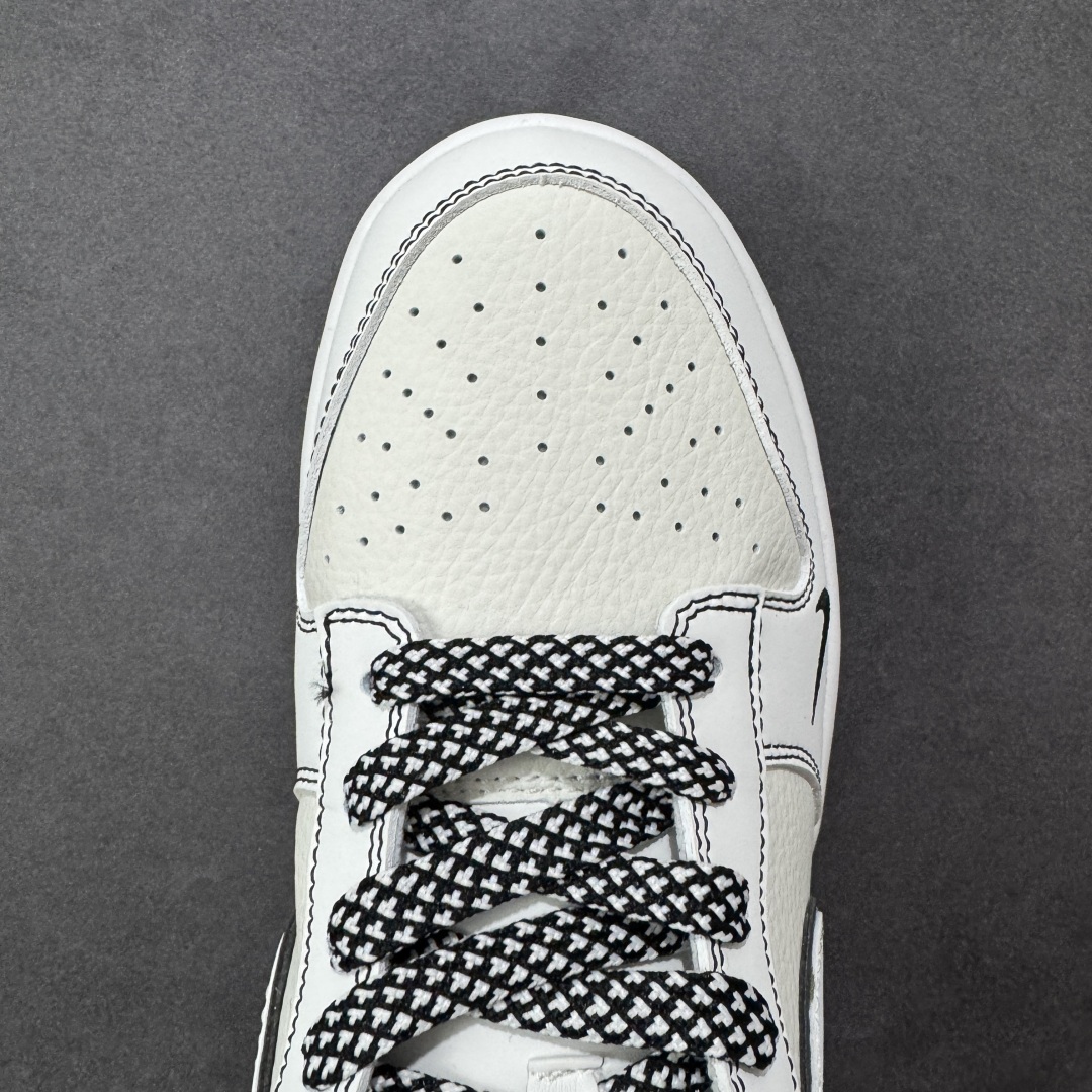 图片[8]-【定制版】Stussy x Nike Dunk SB Low 斯图西 x 耐克 SB 低帮 米白黑 鞋身整体以米白色皮革打造，搭配白色皮革框架覆盖层，使鞋款十分百搭，鞋舌绣标上以Stussy字样呈现，鞋身两侧的Swoosh Logo采用3M反光点缀并以黑色进行描边，鞋舌是网眼布材料，增强了透气性，后跟Nike字样以黑色刺绣妆点，后跟绣有Stussy字样，彰显联名身份；最后以白色中底搭配黑色橡胶外底完善整体设计收尾。 货号：CS1688-135 尺码：36 36.5 37.5 38 38.5 39 40 40.5 41 42 42.5 43 44 44.5 45 编码：HXSB330340-选品中心