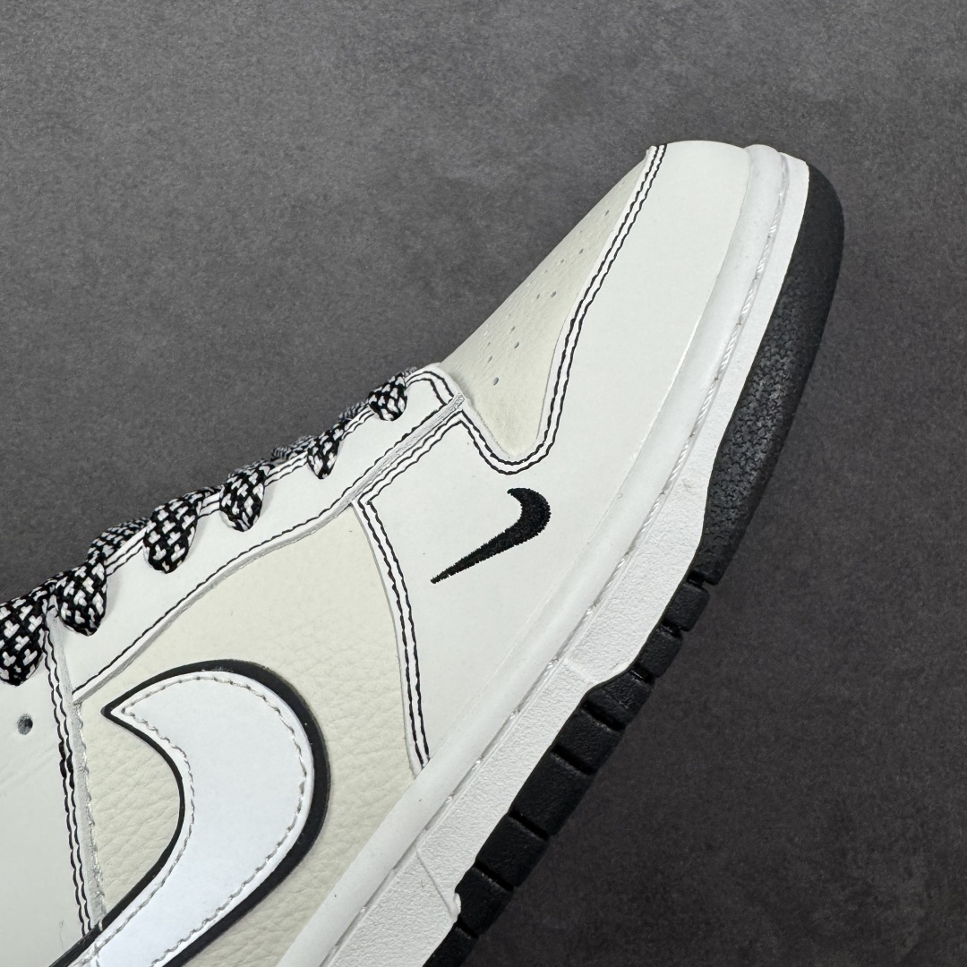 图片[5]-【定制版】Stussy x Nike Dunk SB Low 斯图西 x 耐克 SB 低帮 米白黑 鞋身整体以米白色皮革打造，搭配白色皮革框架覆盖层，使鞋款十分百搭，鞋舌绣标上以Stussy字样呈现，鞋身两侧的Swoosh Logo采用3M反光点缀并以黑色进行描边，鞋舌是网眼布材料，增强了透气性，后跟Nike字样以黑色刺绣妆点，后跟绣有Stussy字样，彰显联名身份；最后以白色中底搭配黑色橡胶外底完善整体设计收尾。 货号：CS1688-135 尺码：36 36.5 37.5 38 38.5 39 40 40.5 41 42 42.5 43 44 44.5 45 编码：HXSB330340-选品中心