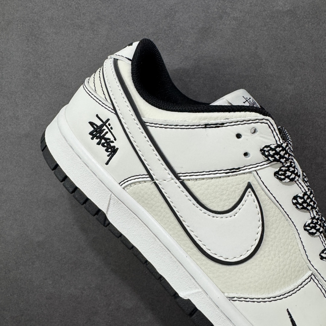 图片[6]-【定制版】Stussy x Nike Dunk SB Low 斯图西 x 耐克 SB 低帮 米白黑 鞋身整体以米白色皮革打造，搭配白色皮革框架覆盖层，使鞋款十分百搭，鞋舌绣标上以Stussy字样呈现，鞋身两侧的Swoosh Logo采用3M反光点缀并以黑色进行描边，鞋舌是网眼布材料，增强了透气性，后跟Nike字样以黑色刺绣妆点，后跟绣有Stussy字样，彰显联名身份；最后以白色中底搭配黑色橡胶外底完善整体设计收尾。 货号：CS1688-135 尺码：36 36.5 37.5 38 38.5 39 40 40.5 41 42 42.5 43 44 44.5 45 编码：HXSB330340-选品中心