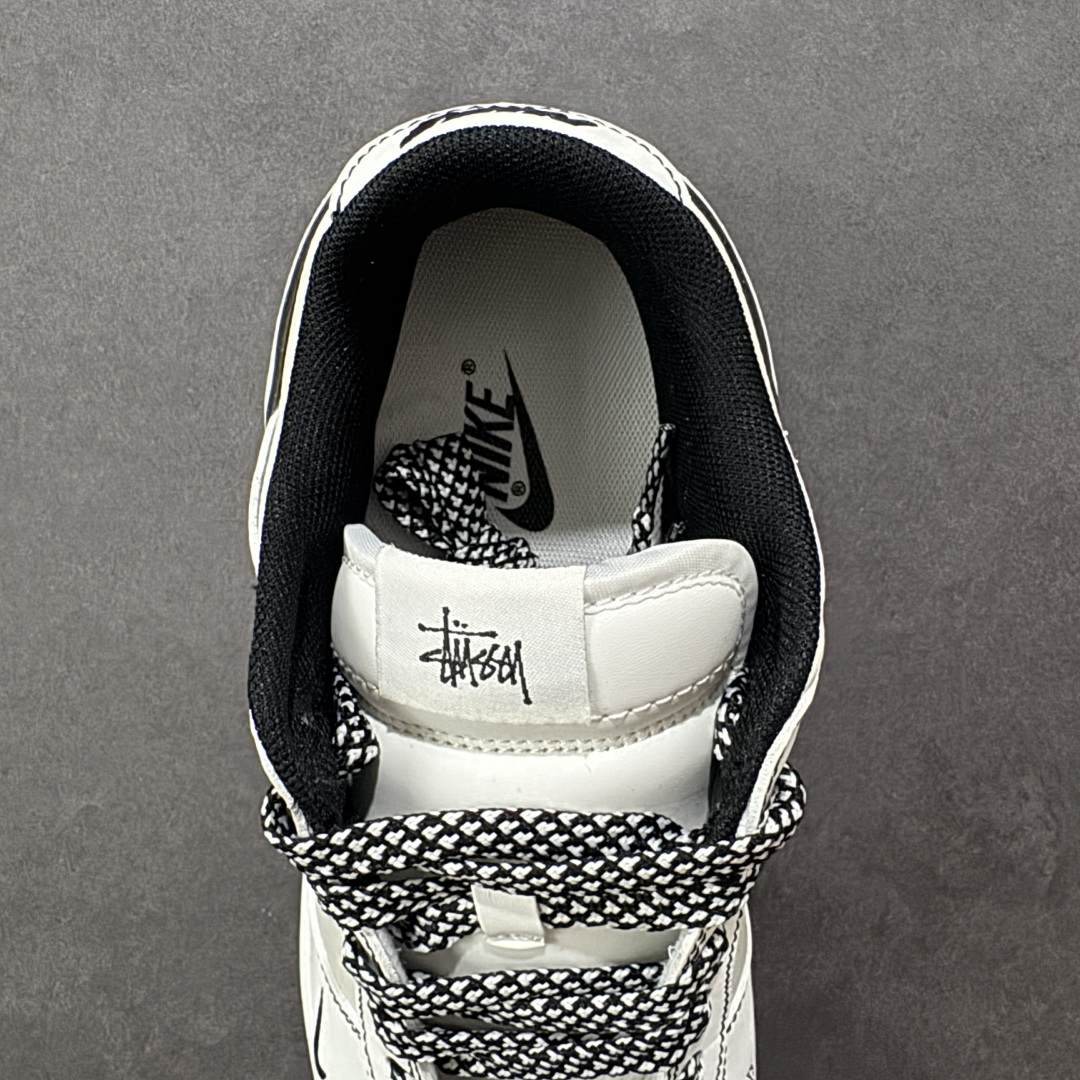 图片[7]-【定制版】Stussy x Nike Dunk SB Low 斯图西 x 耐克 SB 低帮 米白黑 鞋身整体以米白色皮革打造，搭配白色皮革框架覆盖层，使鞋款十分百搭，鞋舌绣标上以Stussy字样呈现，鞋身两侧的Swoosh Logo采用3M反光点缀并以黑色进行描边，鞋舌是网眼布材料，增强了透气性，后跟Nike字样以黑色刺绣妆点，后跟绣有Stussy字样，彰显联名身份；最后以白色中底搭配黑色橡胶外底完善整体设计收尾。 货号：CS1688-135 尺码：36 36.5 37.5 38 38.5 39 40 40.5 41 42 42.5 43 44 44.5 45 编码：HXSB330340-选品中心