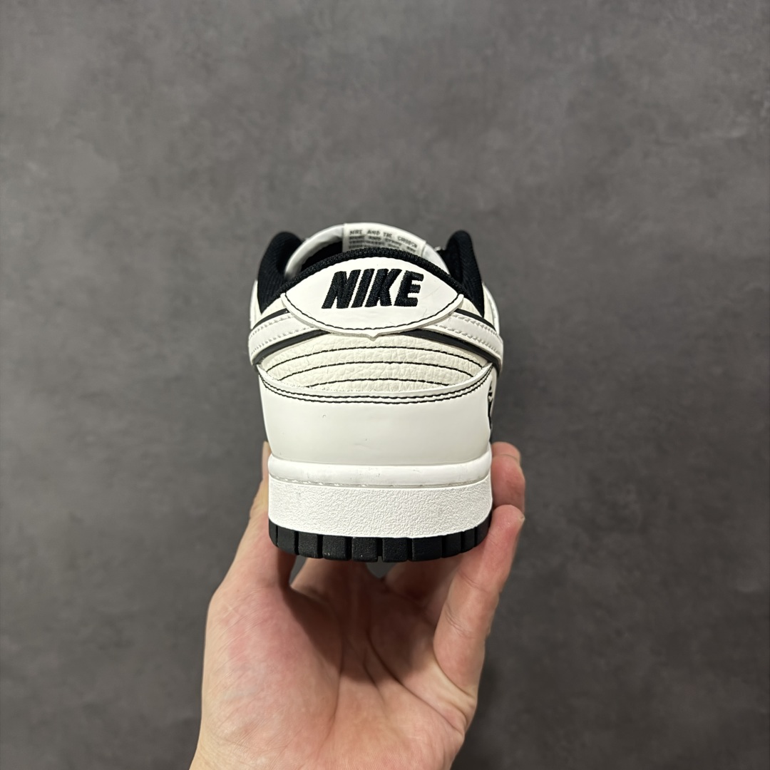 图片[4]-【定制版】Stussy x Nike Dunk SB Low 斯图西 x 耐克 SB 低帮 米白黑 鞋身整体以米白色皮革打造，搭配白色皮革框架覆盖层，使鞋款十分百搭，鞋舌绣标上以Stussy字样呈现，鞋身两侧的Swoosh Logo采用3M反光点缀并以黑色进行描边，鞋舌是网眼布材料，增强了透气性，后跟Nike字样以黑色刺绣妆点，后跟绣有Stussy字样，彰显联名身份；最后以白色中底搭配黑色橡胶外底完善整体设计收尾。 货号：CS1688-135 尺码：36 36.5 37.5 38 38.5 39 40 40.5 41 42 42.5 43 44 44.5 45 编码：HXSB330340-选品中心