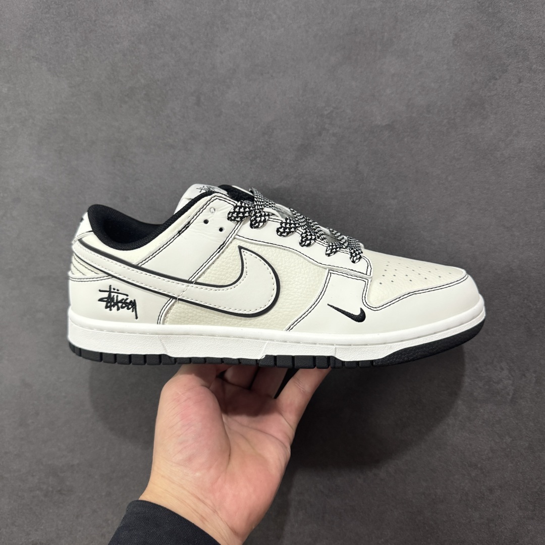 【定制版】Stussy x Nike Dunk SB Low 斯图西 x 耐克 SB 低帮 米白黑 鞋身整体以米白色皮革打造,搭配白色皮革框架覆盖层,使鞋款十分百搭,鞋舌绣标上以Stussy字样呈现,鞋身两侧的Swoosh Logo采用3M反光点缀并以黑色进行描边,鞋舌是网眼布材料,增强了透气性,后跟Nike字样以黑色刺绣妆点,后跟绣有Stussy字样,彰显联名身份;最后以白色中底搭配黑色橡胶外底完善整体设计收尾。 货号:CS1688-135 尺码:36 36.5 37.5 38 38.5 39 40 40.5 41 42 42.5 43 44 44.5 45 编码:HXSB330340-选品中心