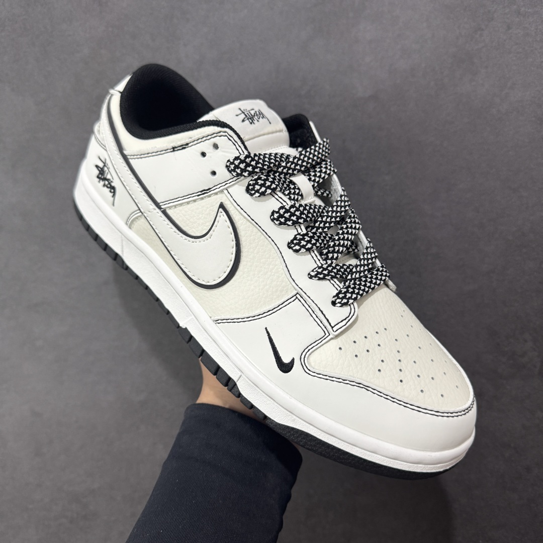 图片[3]-【定制版】Stussy x Nike Dunk SB Low 斯图西 x 耐克 SB 低帮 米白黑 鞋身整体以米白色皮革打造，搭配白色皮革框架覆盖层，使鞋款十分百搭，鞋舌绣标上以Stussy字样呈现，鞋身两侧的Swoosh Logo采用3M反光点缀并以黑色进行描边，鞋舌是网眼布材料，增强了透气性，后跟Nike字样以黑色刺绣妆点，后跟绣有Stussy字样，彰显联名身份；最后以白色中底搭配黑色橡胶外底完善整体设计收尾。 货号：CS1688-135 尺码：36 36.5 37.5 38 38.5 39 40 40.5 41 42 42.5 43 44 44.5 45 编码：HXSB330340-选品中心