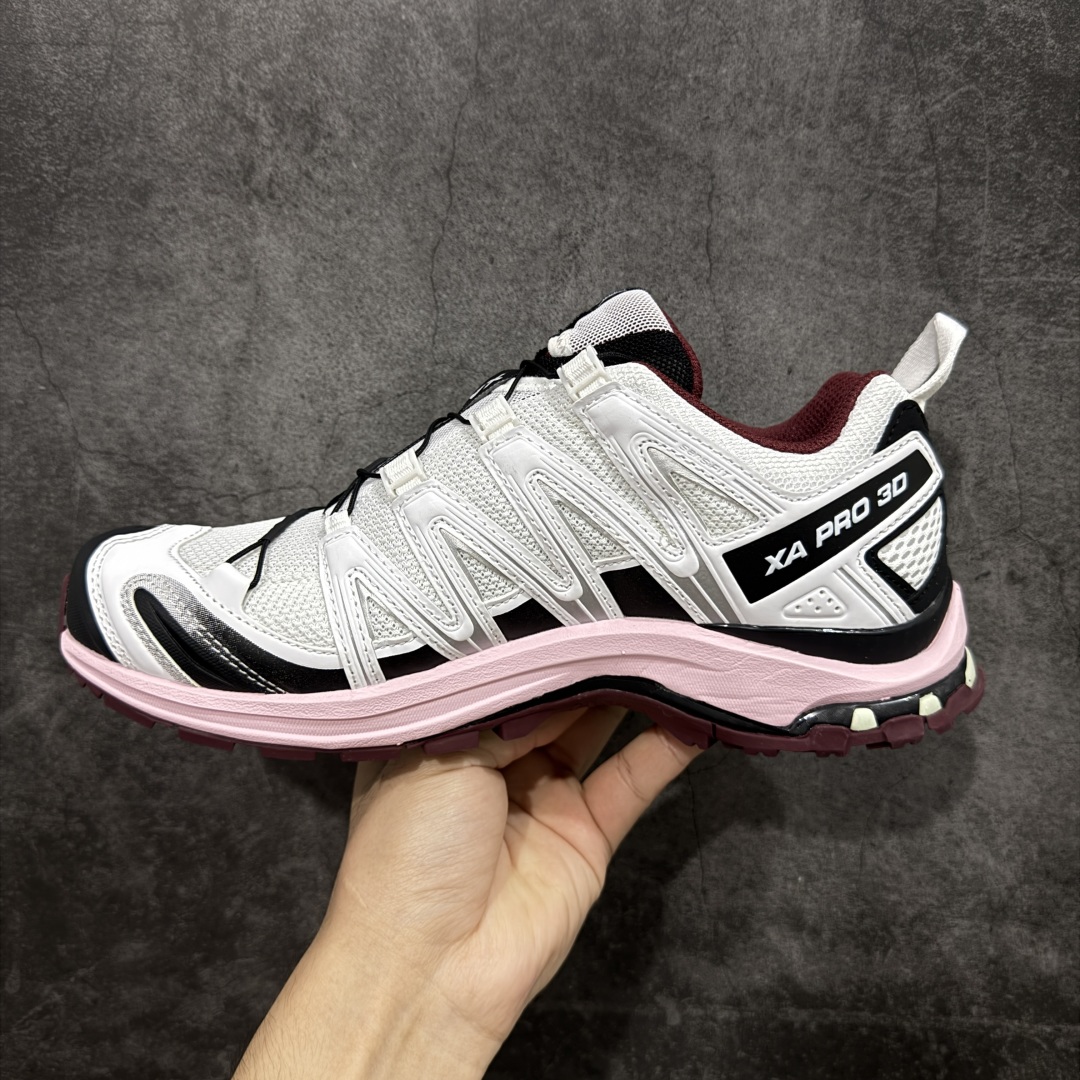 图片[2]-【绿x版】SALOMON XA Pro 3D ADV 萨洛蒙潮流越野机能户外功能鞋 白粉色478676新配色出货 纯原外贸平台特供订单 耗时半年巨作 全套原纸板楦头开发 原厂特供网布配套加持 确保原汁原味 完美呈现版型 原档数据独家私模五层组合大底 男女鞋同步官方开发至46.5 原装Ortholite轻量化鞋垫 中底布带钢印编号 原厂TPU锁扣 进口港宝加持 后跟自然饱满 还原公司包裹性 鞋面采用SENSIFT贴合技术 全方位贴合包裹脚型 鞋跟部鞋底牵引设计 提供强大的抓地性能 更适应野外崎岖不平的道路 其3D ADVANCED CHASSIS底盘 材料轻量大化 钉齿设计更具稳定性 防护性 鞋底易磨损区运用CONTAGRIP高耐磨材料 应对城市硬质路面长距离跑考验 尺码：36 36.5 37.5 38 38.5 39 40-选品中心