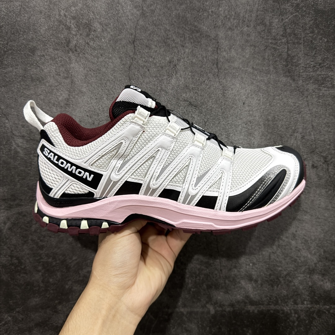 【绿x版】SALOMON XA Pro 3D ADV 萨洛蒙潮流越野机能户外功能鞋 白粉色478676新配色出货 纯原外贸平台特供订单 耗时半年巨作 全套原纸板楦头开发 原厂特供网布配套加持 确保原汁原味 完美呈现版型 原档数据独家私模五层组合大底 男女鞋同步官方开发至46.5 原装Ortholite轻量化鞋垫 中底布带钢印编号 原厂TPU锁扣 进口港宝加持 后跟自然饱满 还原公司包裹性 鞋面采用SENSIFT贴合技术 全方位贴合包裹脚型 鞋跟部鞋底牵引设计 提供强大的抓地性能 更适应野外崎岖不平的道路 其3D ADVANCED CHASSIS底盘 材料轻量大化 钉齿设计更具稳定性 防护性 鞋底易磨损区运用CONTAGRIP高耐磨材料 应对城市硬质路面长距离跑考验 尺码:36 36.5 37.5 38 38.5 39 40-选品中心