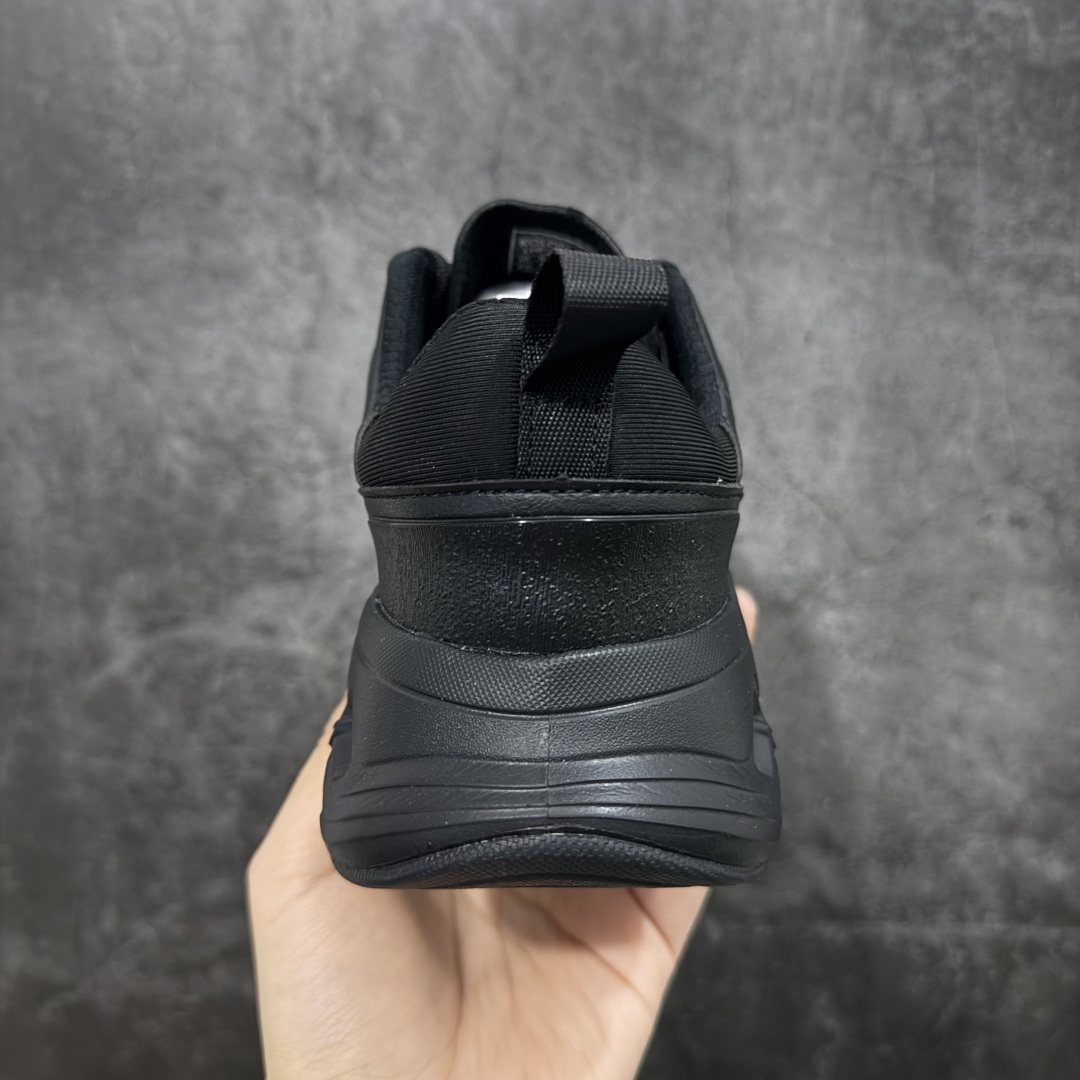 图片[4]-【莞产纯原】可隆KOLON SPORT 户外舒适柔软 防水支撑轻便回弹 低帮 徒步鞋 男女同款 黑色 脚感软到像踩云朵☁️—鞋面柔软贴合脚型，走石子路也不硌脚；防滑V黄金大底纹路深似锯齿，泥地、陡坡都稳稳拿捏，下雨天也不怕打滑。黑色耐脏又百搭，日常穿去上班是低调质感，进山徒步是可靠装备，从城市到山野，一双鞋承包所有 “出走计划” 尺码：39-44-选品中心