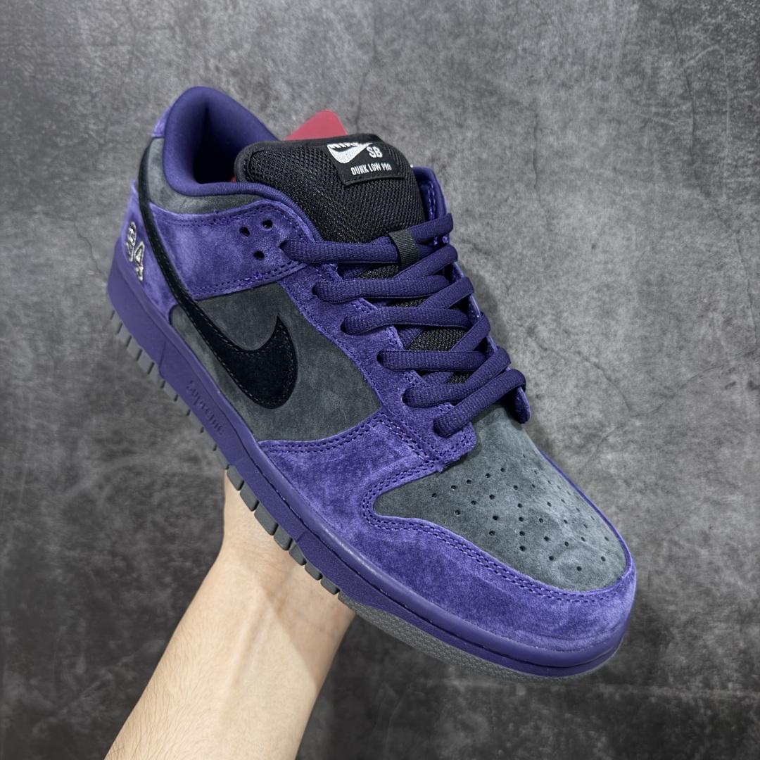 图片[3]-【Top纯原 】Supreme x Nk Dunk SB Dunk Low 舒适 防滑耐磨低帮板鞋 男女同款 联名欧洲限定紫色 HQ8487-500 独家原厂航空铝磨具打磨大底 鞋头坡度极致还原 原盒原配 圈内天花板工艺 原厂冲刀 超高清洁度 全鞋零毛边皮料切割 全套原楦原模倾力打造完美版型 采用原厂百宏鞋带以及原厂百宏织唛舌标 内标可供原厂几率过验 原厂中底布黄色点胶 原厂中底布拉帮走线遵循公司‼️ 尺码：40 40.5 41 42 42.5 43 44 44.5 45 46 47.5-选品中心