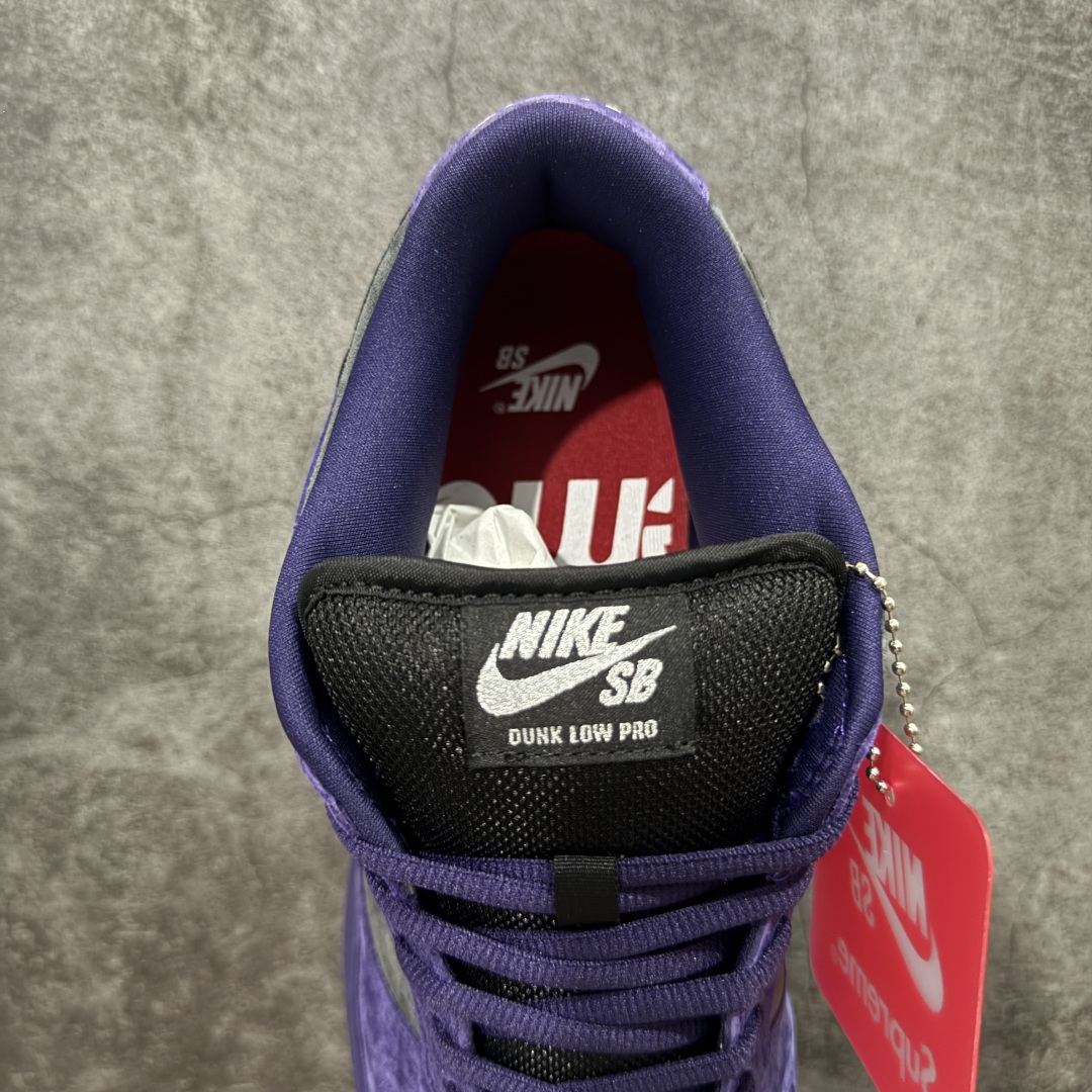 图片[8]-【Top纯原 】Supreme x Nk Dunk SB Dunk Low 舒适 防滑耐磨低帮板鞋 男女同款 联名欧洲限定紫色 HQ8487-500 独家原厂航空铝磨具打磨大底 鞋头坡度极致还原 原盒原配 圈内天花板工艺 原厂冲刀 超高清洁度 全鞋零毛边皮料切割 全套原楦原模倾力打造完美版型 采用原厂百宏鞋带以及原厂百宏织唛舌标 内标可供原厂几率过验 原厂中底布黄色点胶 原厂中底布拉帮走线遵循公司‼️ 尺码：40 40.5 41 42 42.5 43 44 44.5 45 46 47.5-选品中心