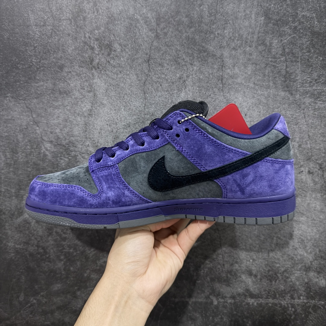 图片[2]-【Top纯原 】Supreme x Nk Dunk SB Dunk Low 舒适 防滑耐磨低帮板鞋 男女同款 联名欧洲限定紫色 HQ8487-500 独家原厂航空铝磨具打磨大底 鞋头坡度极致还原 原盒原配 圈内天花板工艺 原厂冲刀 超高清洁度 全鞋零毛边皮料切割 全套原楦原模倾力打造完美版型 采用原厂百宏鞋带以及原厂百宏织唛舌标 内标可供原厂几率过验 原厂中底布黄色点胶 原厂中底布拉帮走线遵循公司‼️ 尺码：40 40.5 41 42 42.5 43 44 44.5 45 46 47.5-选品中心