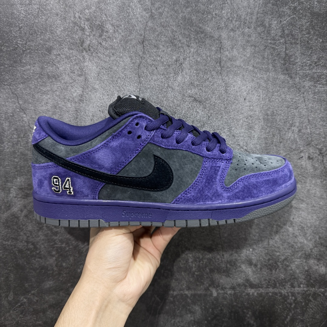 【Top纯原 】Supreme x Nk Dunk SB Dunk Low 舒适 防滑耐磨低帮板鞋 男女同款 联名欧洲限定紫色 HQ8487-500 独家原厂航空铝磨具打磨大底 鞋头坡度极致还原 原盒原配 圈内天花板工艺 原厂冲刀 超高清洁度 全鞋零毛边皮料切割 全套原楦原模倾力打造完美版型 采用原厂百宏鞋带以及原厂百宏织唛舌标 内标可供原厂几率过验 原厂中底布黄色点胶 原厂中底布拉帮走线遵循公司‼️ 尺码:40 40.5 41 42 42.5 43 44 44.5 45 46 47.5-选品中心