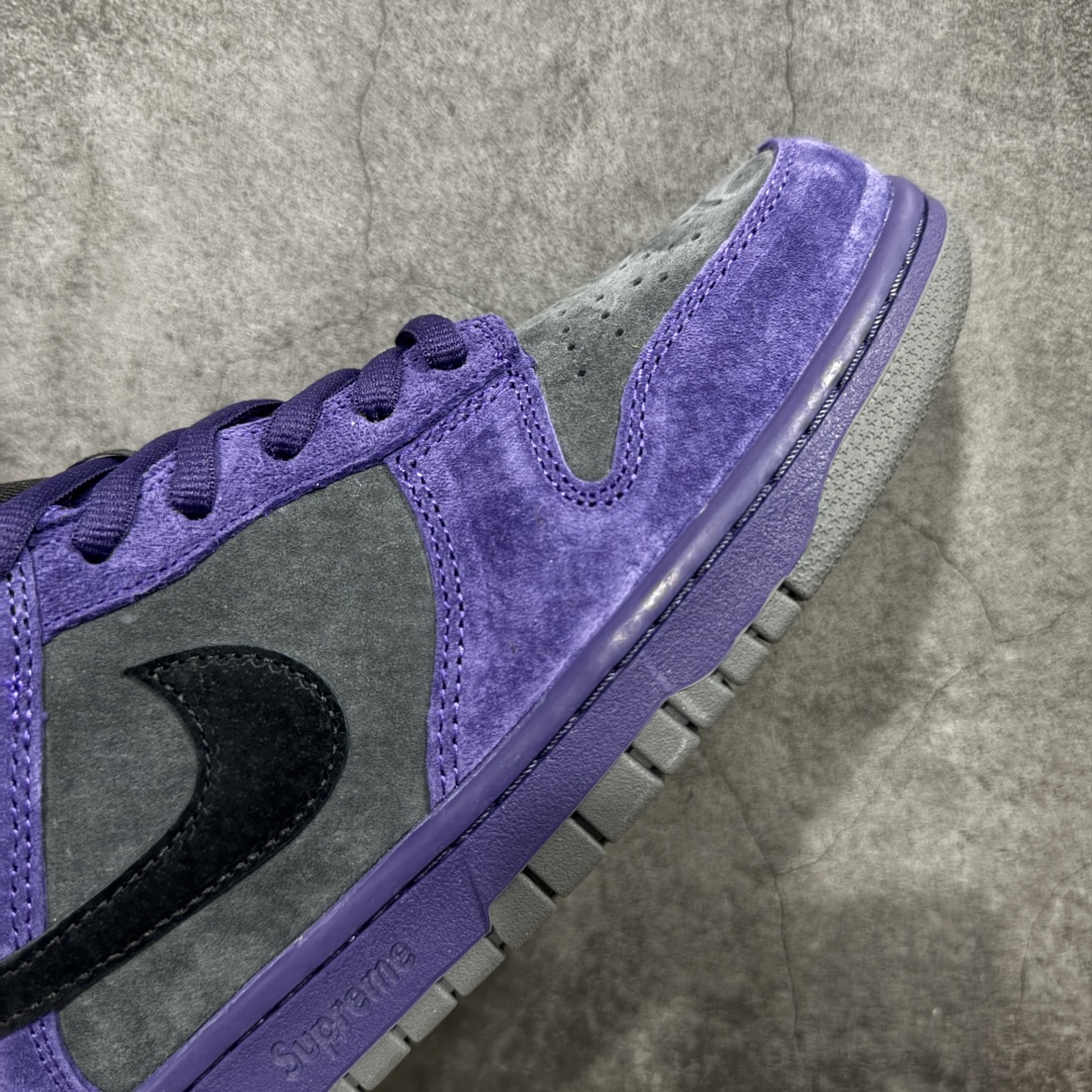 图片[6]-【Top纯原 】Supreme x Nk Dunk SB Dunk Low 舒适 防滑耐磨低帮板鞋 男女同款 联名欧洲限定紫色 HQ8487-500 独家原厂航空铝磨具打磨大底 鞋头坡度极致还原 原盒原配 圈内天花板工艺 原厂冲刀 超高清洁度 全鞋零毛边皮料切割 全套原楦原模倾力打造完美版型 采用原厂百宏鞋带以及原厂百宏织唛舌标 内标可供原厂几率过验 原厂中底布黄色点胶 原厂中底布拉帮走线遵循公司‼️ 尺码：40 40.5 41 42 42.5 43 44 44.5 45 46 47.5-选品中心