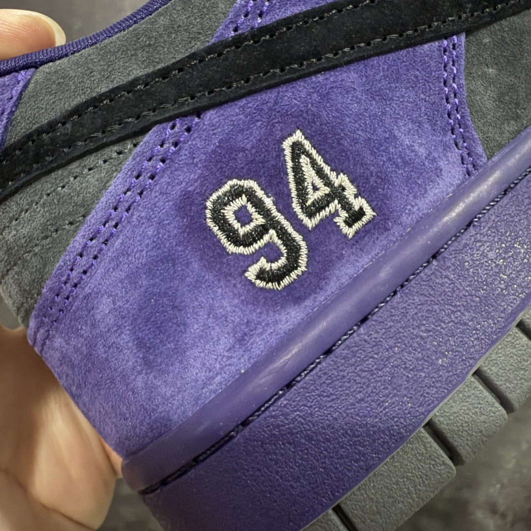 图片[3]-【Top纯原 】Supreme x Nk Dunk SB Dunk Low 舒适 防滑耐磨低帮板鞋 男女同款 联名欧洲限定紫色 HQ8487-500 独家原厂航空铝磨具打磨大底 鞋头坡度极致还原 原盒原配 圈内天花板工艺 原厂冲刀 超高清洁度 全鞋零毛边皮料切割 全套原楦原模倾力打造完美版型 采用原厂百宏鞋带以及原厂百宏织唛舌标 内标可供原厂几率过验 原厂中底布黄色点胶 原厂中底布拉帮走线遵循公司‼️ 尺码：40 40.5 41 42 42.5 43 44 44.5 45 46 47.5-选品中心