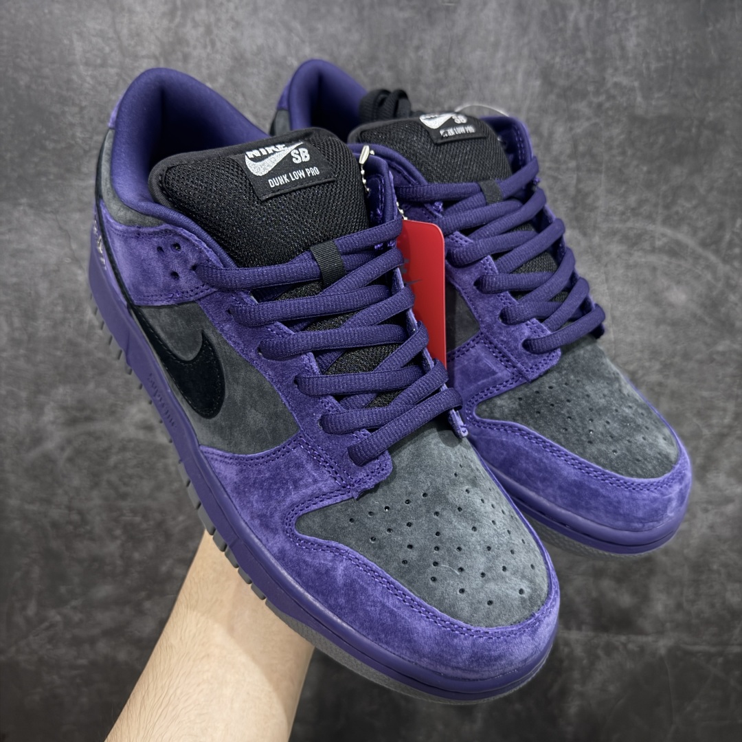 【Top纯原 】Supreme x Nk Dunk SB Dunk Low 舒适 防滑耐磨低帮板鞋 男女同款 联名欧洲限定紫色 HQ8487-500 独家原厂航空铝磨具打磨大底 鞋头坡度极致还原 原盒原配 圈内天花板工艺 原厂冲刀 超高清洁度 全鞋零毛边皮料切割 全套原楦原模倾力打造完美版型 采用原厂百宏鞋带以及原厂百宏织唛舌标 内标可供原厂几率过验 原厂中底布黄色点胶 原厂中底布拉帮走线遵循公司‼️ 尺码:40 40.5 41 42 42.5 43 44 44.5 45 46 47.5-选品中心