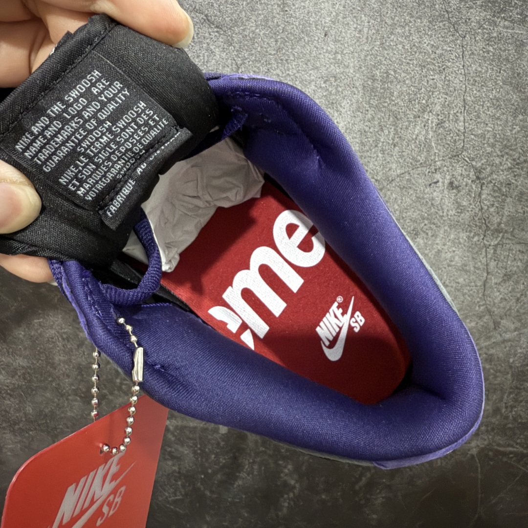 图片[7]-【Top纯原 】Supreme x Nk Dunk SB Dunk Low 舒适 防滑耐磨低帮板鞋 男女同款 联名欧洲限定紫色 HQ8487-500 独家原厂航空铝磨具打磨大底 鞋头坡度极致还原 原盒原配 圈内天花板工艺 原厂冲刀 超高清洁度 全鞋零毛边皮料切割 全套原楦原模倾力打造完美版型 采用原厂百宏鞋带以及原厂百宏织唛舌标 内标可供原厂几率过验 原厂中底布黄色点胶 原厂中底布拉帮走线遵循公司‼️ 尺码：40 40.5 41 42 42.5 43 44 44.5 45 46 47.5-选品中心