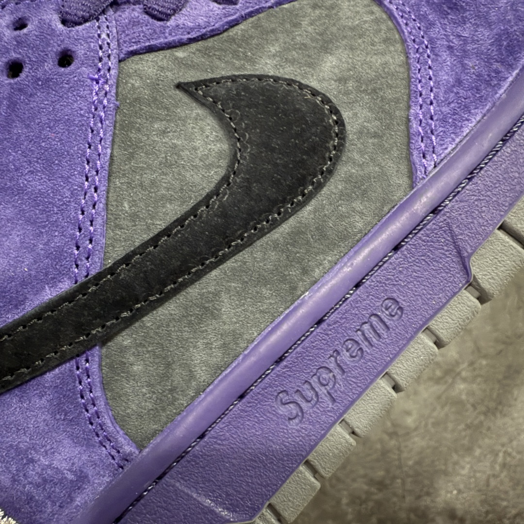 图片[4]-【Top纯原 】Supreme x Nk Dunk SB Dunk Low 舒适 防滑耐磨低帮板鞋 男女同款 联名欧洲限定紫色 HQ8487-500 独家原厂航空铝磨具打磨大底 鞋头坡度极致还原 原盒原配 圈内天花板工艺 原厂冲刀 超高清洁度 全鞋零毛边皮料切割 全套原楦原模倾力打造完美版型 采用原厂百宏鞋带以及原厂百宏织唛舌标 内标可供原厂几率过验 原厂中底布黄色点胶 原厂中底布拉帮走线遵循公司‼️ 尺码：40 40.5 41 42 42.5 43 44 44.5 45 46 47.5-选品中心