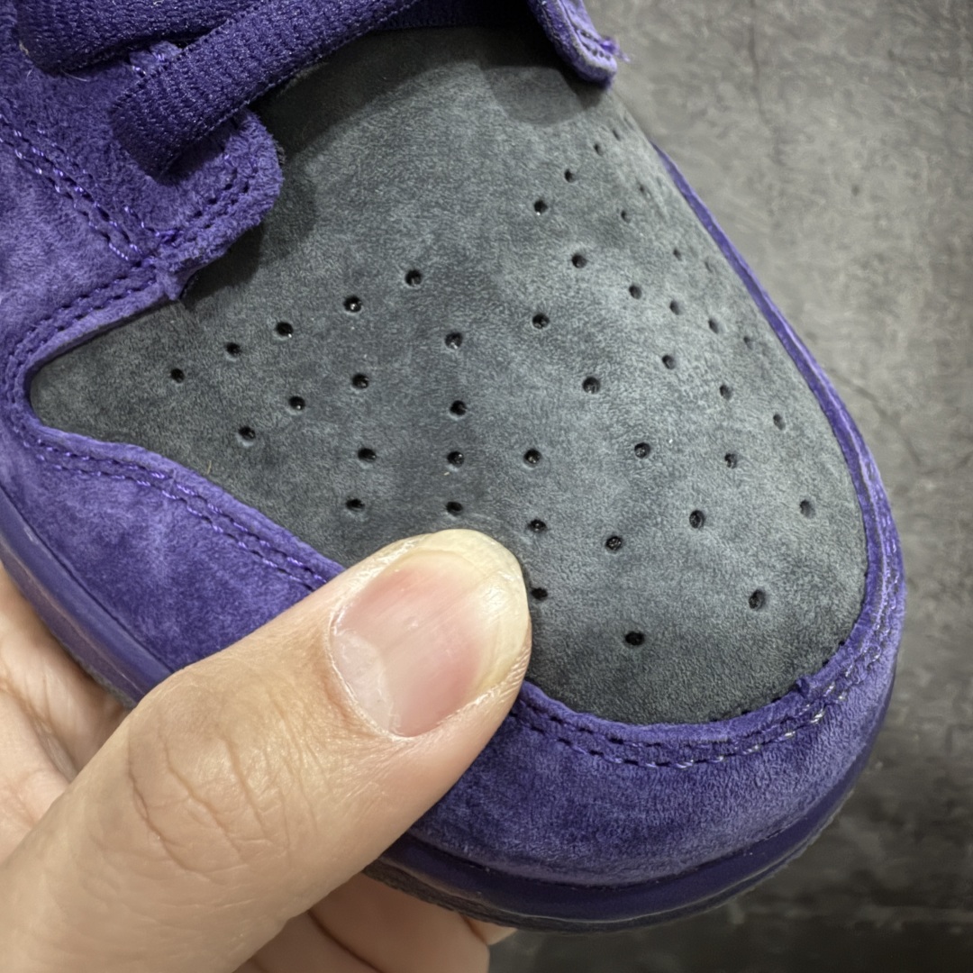 图片[5]-【Top纯原 】Supreme x Nk Dunk SB Dunk Low 舒适 防滑耐磨低帮板鞋 男女同款 联名欧洲限定紫色 HQ8487-500 独家原厂航空铝磨具打磨大底 鞋头坡度极致还原 原盒原配 圈内天花板工艺 原厂冲刀 超高清洁度 全鞋零毛边皮料切割 全套原楦原模倾力打造完美版型 采用原厂百宏鞋带以及原厂百宏织唛舌标 内标可供原厂几率过验 原厂中底布黄色点胶 原厂中底布拉帮走线遵循公司‼️ 尺码：40 40.5 41 42 42.5 43 44 44.5 45 46 47.5-选品中心