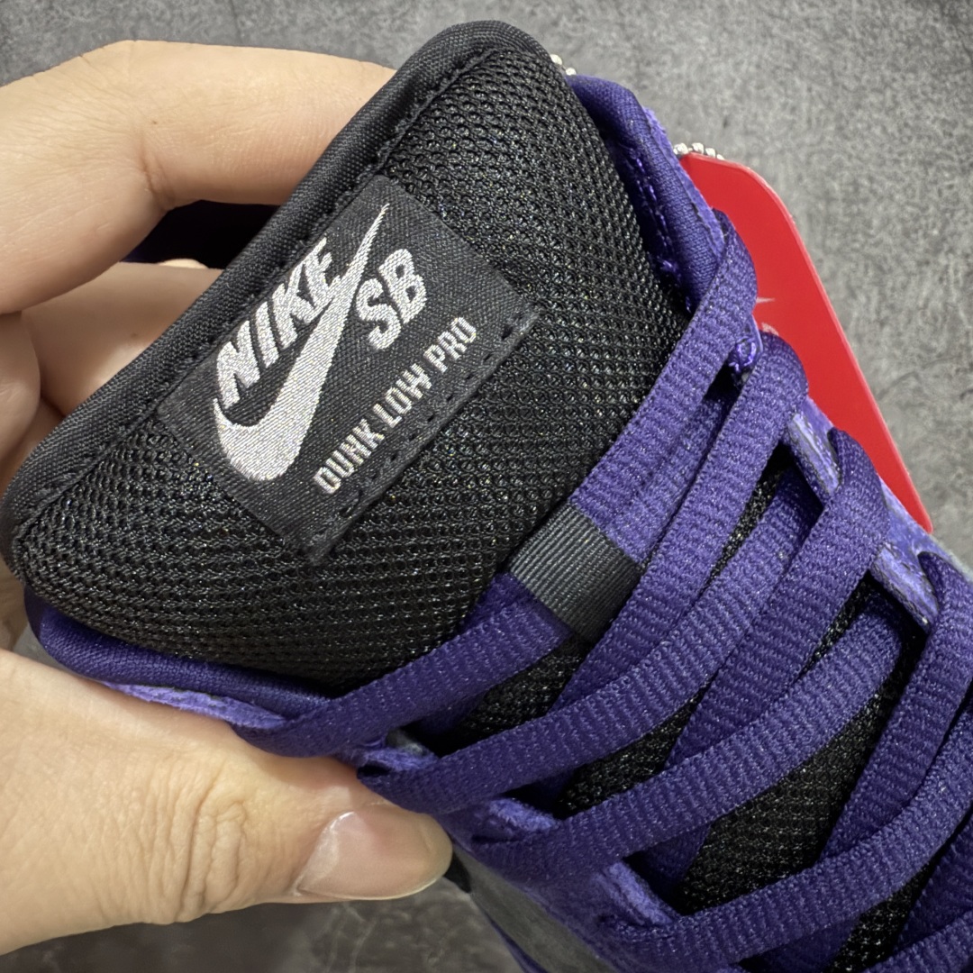 图片[6]-【Top纯原 】Supreme x Nk Dunk SB Dunk Low 舒适 防滑耐磨低帮板鞋 男女同款 联名欧洲限定紫色 HQ8487-500 独家原厂航空铝磨具打磨大底 鞋头坡度极致还原 原盒原配 圈内天花板工艺 原厂冲刀 超高清洁度 全鞋零毛边皮料切割 全套原楦原模倾力打造完美版型 采用原厂百宏鞋带以及原厂百宏织唛舌标 内标可供原厂几率过验 原厂中底布黄色点胶 原厂中底布拉帮走线遵循公司‼️ 尺码：40 40.5 41 42 42.5 43 44 44.5 45 46 47.5-选品中心