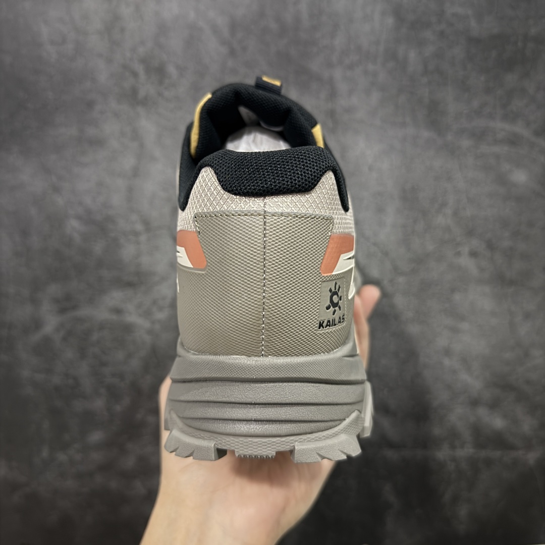 图片[4]-【GX纯原】凯乐石KAILAS 远征5 FLT 舒适简约经典登山 防滑耐磨防水 低帮 徒步鞋 市面唯一正确防泼水防水面料 正确防水内里布 真正做到内外防水 区别市场假防水 鞋面材质：运用耐磨防砂网布，能防止沙石进入鞋内，同时具备良好的透气性，可让脚部保持干爽。 \\t鞋底性能：搭载Vibram防滑耐磨大底，有出色的抓地力，仿鲨齿纹路设计，能应对各种复杂路面；鞋底还能提供良好的稳定性和支撑力，减少脚部疲劳。 \\t防水技术：采用FILTERTEC防水透气技术，防水指数高达8000mm H₂O，能有效防止雨水渗透，同时能保持脚面干爽。 \\t细节设计：鞋头采用橡胶防撞包边，保护脚趾免受伤害；鞋舌一体式设计，防止碎石泥沙进入；采用亚洲人脚型鞋楦设计，配合中腰包裹，提高舒适性。 适用场景：适合多日或单日轻装徒步，也可用于城市通勤，是一双兼顾户外与日常穿着的多功能鞋子。 尺码：40 41.5 42 42.5 43 44 44.5 45（女码第二轮出货）-选品中心