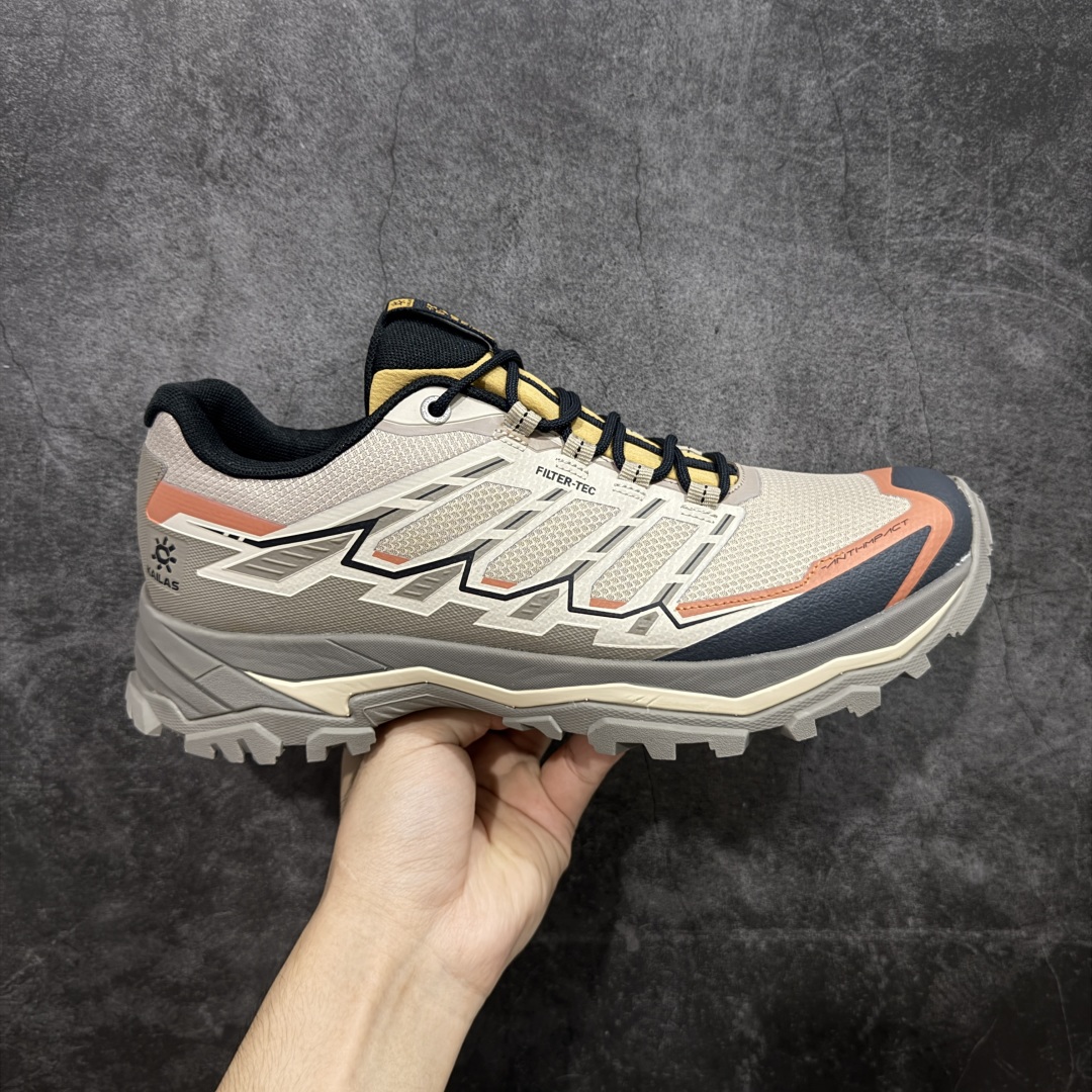 【GX纯原】凯乐石KAILAS 远征5 FLT 舒适简约经典登山 防滑耐磨防水 低帮 徒步鞋 市面唯一正确防泼水防水面料 正确防水内里布 真正做到内外防水 区别市场假防水 鞋面材质:运用耐磨防砂网布,能防止沙石进入鞋内,同时具备良好的透气性,可让脚部保持干爽。 \\t鞋底性能:搭载Vibram防滑耐磨大底,有出色的抓地力,仿鲨齿纹路设计,能应对各种复杂路面;鞋底还能提供良好的稳定性和支撑力,减少脚部疲劳。 \\t防水技术:采用FILTERTEC防水透气技术,防水指数高达8000mm H₂O,能有效防止雨水渗透,同时能保持脚面干爽。 \\t细节设计:鞋头采用橡胶防撞包边,保护脚趾免受伤害;鞋舌一体式设计,防止碎石泥沙进入;采用亚洲人脚型鞋楦设计,配合中腰包裹,提高舒适性。 适用场景:适合多日或单日轻装徒步,也可用于城市通勤,是一双兼顾户外与日常穿着的多功能鞋子。 尺码:40 41.5 42 42.5 43 44 44.5 45(女码第二轮出货)-选品中心