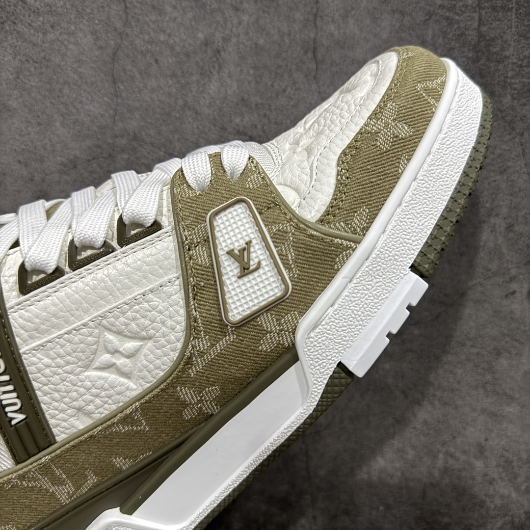 图片[6]-【私人订单】Louis Vuitton LV Trainer 系列 市场最强版 没有之一的存在💪🏻 2025最新版 同步官方星空鞋盒 礼盒包装 纯原顶级高端复刻 高端零售首选版本 购入2025 最新原版1-1开发复刻 相似度百分之99 大货拿在手上无法辨别真假 全鞋身做工精细 进口西班牙3mm斗牛皮摔荔纹韧度拉力十足 鞋面压花长时间不会消失 独家网版开模侧边饰VU ITTON标志与正品完全一致 侧面白荔皮压花凹凸立体感直接媲美正品 新版正品欧斯耐高弹160垫脚 脚感超舒适 独家底磨特供双色TPU组合大底 大底采用进口橡胶树材质套包工艺 固特异缝合锁边空胶工艺 永不开胶断线。 全套专柜24年底圣诞节限定包装，另有经典黄盒包装可选配。 专柜统一尺码（偏大一码）全网独家半码 女码：35 35.5 36 36.5 37 37.5 38 38.5 39 男码：39 40 40.5 41 41.5 42 42.5 43 43.5 44 44.5 45 46 47 （欧码 皮鞋尺码）比运动鞋大一码 全网独家做到最大47码 偏大一码 45=46 46=47 47=48 独家私模-选品中心