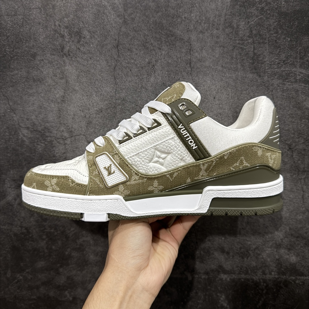 图片[2]-【私人订单】Louis Vuitton LV Trainer 系列 市场最强版 没有之一的存在💪🏻 2025最新版 同步官方星空鞋盒 礼盒包装 纯原顶级高端复刻 高端零售首选版本 购入2025 最新原版1-1开发复刻 相似度百分之99 大货拿在手上无法辨别真假 全鞋身做工精细 进口西班牙3mm斗牛皮摔荔纹韧度拉力十足 鞋面压花长时间不会消失 独家网版开模侧边饰VU ITTON标志与正品完全一致 侧面白荔皮压花凹凸立体感直接媲美正品 新版正品欧斯耐高弹160垫脚 脚感超舒适 独家底磨特供双色TPU组合大底 大底采用进口橡胶树材质套包工艺 固特异缝合锁边空胶工艺 永不开胶断线。 全套专柜24年底圣诞节限定包装，另有经典黄盒包装可选配。 专柜统一尺码（偏大一码）全网独家半码 女码：35 35.5 36 36.5 37 37.5 38 38.5 39 男码：39 40 40.5 41 41.5 42 42.5 43 43.5 44 44.5 45 46 47 （欧码 皮鞋尺码）比运动鞋大一码 全网独家做到最大47码 偏大一码 45=46 46=47 47=48 独家私模-选品中心