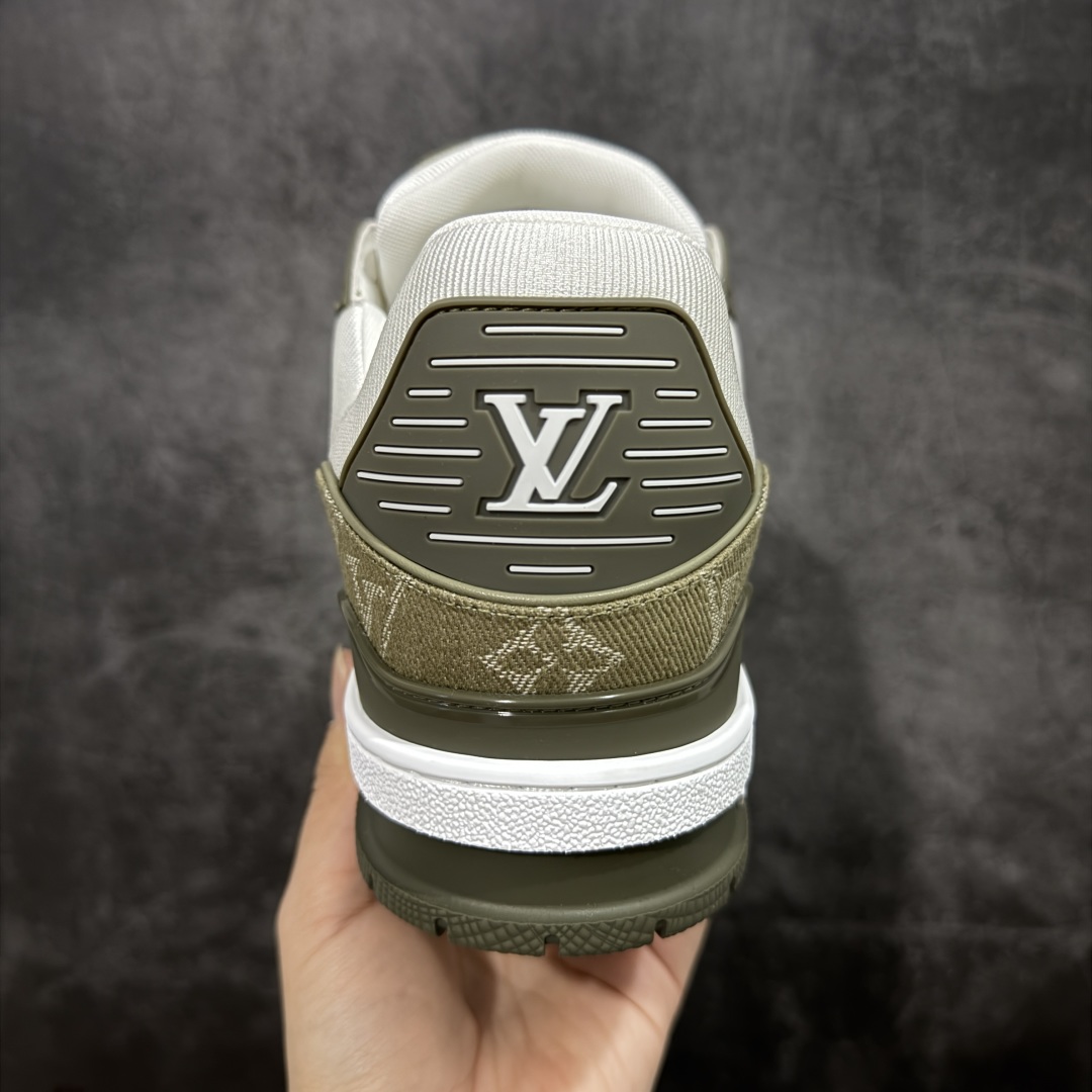 图片[4]-【私人订单】Louis Vuitton LV Trainer 系列 市场最强版 没有之一的存在💪🏻 2025最新版 同步官方星空鞋盒 礼盒包装 纯原顶级高端复刻 高端零售首选版本 购入2025 最新原版1-1开发复刻 相似度百分之99 大货拿在手上无法辨别真假 全鞋身做工精细 进口西班牙3mm斗牛皮摔荔纹韧度拉力十足 鞋面压花长时间不会消失 独家网版开模侧边饰VU ITTON标志与正品完全一致 侧面白荔皮压花凹凸立体感直接媲美正品 新版正品欧斯耐高弹160垫脚 脚感超舒适 独家底磨特供双色TPU组合大底 大底采用进口橡胶树材质套包工艺 固特异缝合锁边空胶工艺 永不开胶断线。 全套专柜24年底圣诞节限定包装，另有经典黄盒包装可选配。 专柜统一尺码（偏大一码）全网独家半码 女码：35 35.5 36 36.5 37 37.5 38 38.5 39 男码：39 40 40.5 41 41.5 42 42.5 43 43.5 44 44.5 45 46 47 （欧码 皮鞋尺码）比运动鞋大一码 全网独家做到最大47码 偏大一码 45=46 46=47 47=48 独家私模-选品中心