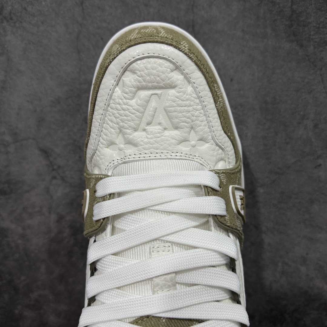 图片[5]-【私人订单】Louis Vuitton LV Trainer 系列 市场最强版 没有之一的存在💪🏻 2025最新版 同步官方星空鞋盒 礼盒包装 纯原顶级高端复刻 高端零售首选版本 购入2025 最新原版1-1开发复刻 相似度百分之99 大货拿在手上无法辨别真假 全鞋身做工精细 进口西班牙3mm斗牛皮摔荔纹韧度拉力十足 鞋面压花长时间不会消失 独家网版开模侧边饰VU ITTON标志与正品完全一致 侧面白荔皮压花凹凸立体感直接媲美正品 新版正品欧斯耐高弹160垫脚 脚感超舒适 独家底磨特供双色TPU组合大底 大底采用进口橡胶树材质套包工艺 固特异缝合锁边空胶工艺 永不开胶断线。 全套专柜24年底圣诞节限定包装，另有经典黄盒包装可选配。 专柜统一尺码（偏大一码）全网独家半码 女码：35 35.5 36 36.5 37 37.5 38 38.5 39 男码：39 40 40.5 41 41.5 42 42.5 43 43.5 44 44.5 45 46 47 （欧码 皮鞋尺码）比运动鞋大一码 全网独家做到最大47码 偏大一码 45=46 46=47 47=48 独家私模-选品中心