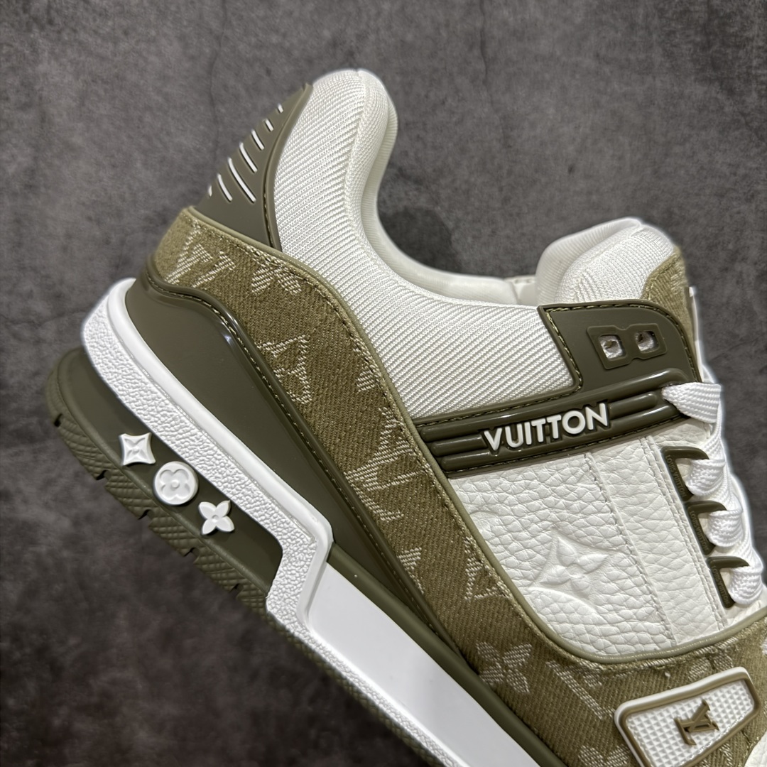 图片[7]-【私人订单】Louis Vuitton LV Trainer 系列 市场最强版 没有之一的存在💪🏻 2025最新版 同步官方星空鞋盒 礼盒包装 纯原顶级高端复刻 高端零售首选版本 购入2025 最新原版1-1开发复刻 相似度百分之99 大货拿在手上无法辨别真假 全鞋身做工精细 进口西班牙3mm斗牛皮摔荔纹韧度拉力十足 鞋面压花长时间不会消失 独家网版开模侧边饰VU ITTON标志与正品完全一致 侧面白荔皮压花凹凸立体感直接媲美正品 新版正品欧斯耐高弹160垫脚 脚感超舒适 独家底磨特供双色TPU组合大底 大底采用进口橡胶树材质套包工艺 固特异缝合锁边空胶工艺 永不开胶断线。 全套专柜24年底圣诞节限定包装，另有经典黄盒包装可选配。 专柜统一尺码（偏大一码）全网独家半码 女码：35 35.5 36 36.5 37 37.5 38 38.5 39 男码：39 40 40.5 41 41.5 42 42.5 43 43.5 44 44.5 45 46 47 （欧码 皮鞋尺码）比运动鞋大一码 全网独家做到最大47码 偏大一码 45=46 46=47 47=48 独家私模-选品中心