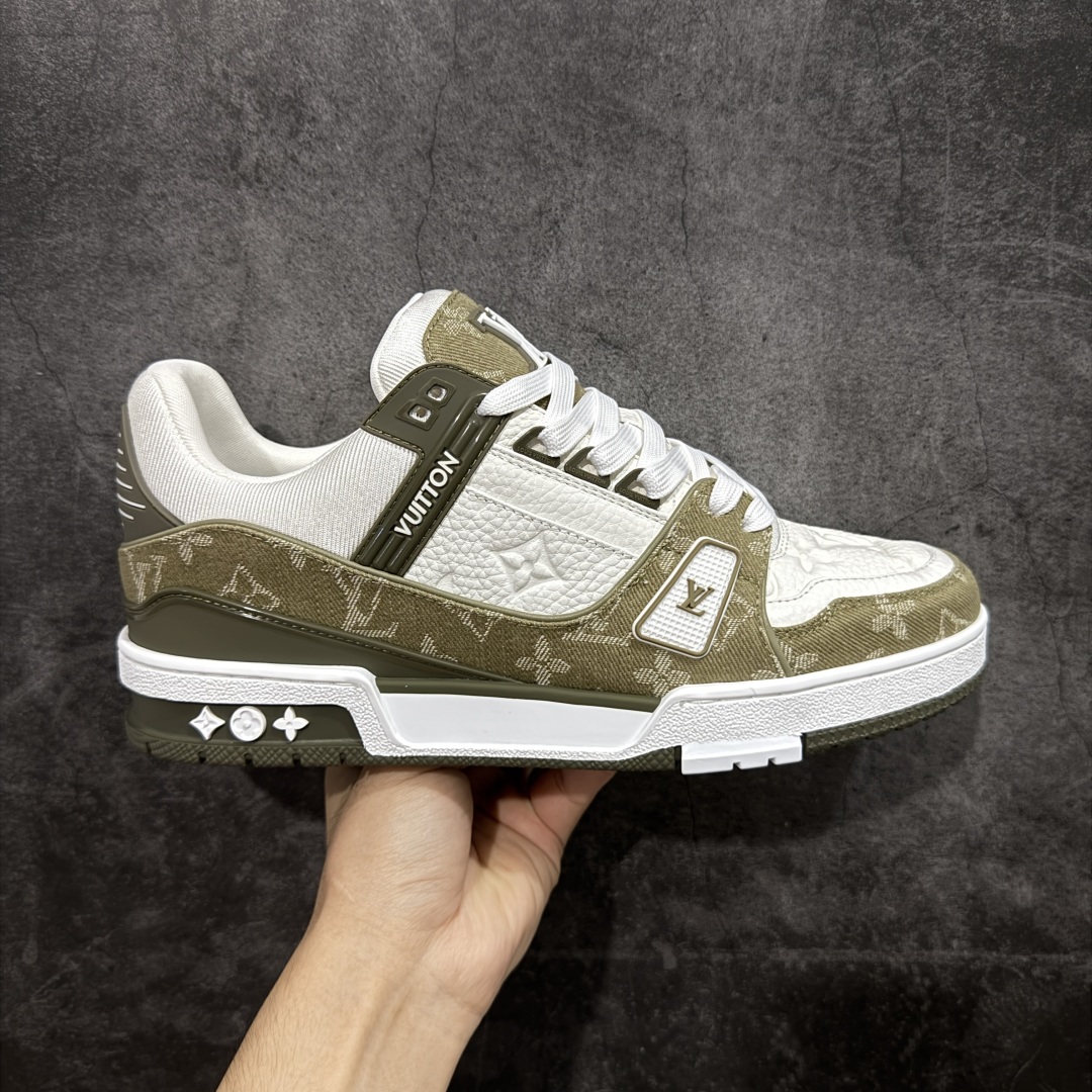 【私人订单】Louis Vuitton LV Trainer 系列 市场最强版 没有之一的存在💪🏻 2025最新版 同步官方星空鞋盒 礼盒包装 纯原顶级高端复刻 高端零售首选版本 购入2025 最新原版1-1开发复刻 相似度百分之99 大货拿在手上无法辨别真假 全鞋身做工精细 进口西班牙3mm斗牛皮摔荔纹韧度拉力十足 鞋面压花长时间不会消失 独家网版开模侧边饰VU ITTON标志与正品完全一致 侧面白荔皮压花凹凸立体感直接媲美正品 新版正品欧斯耐高弹160垫脚 脚感超舒适 独家底磨特供双色TPU组合大底 大底采用进口橡胶树材质套包工艺 固特异缝合锁边空胶工艺 永不开胶断线。 全套专柜24年底圣诞节限定包装,另有经典黄盒包装可选配。 专柜统一尺码(偏大一码)全网独家半码 女码:35 35.5 36 36.5 37 37.5 38 38.5 39 男码:39 40 40.5 41 41.5 42 42.5 43 43.5 44 44.5 45 46 47 (欧码 皮鞋尺码)比运动鞋大一码 全网独家做到最大47码 偏大一码 45=46 46=47 47=48 独家私模-选品中心