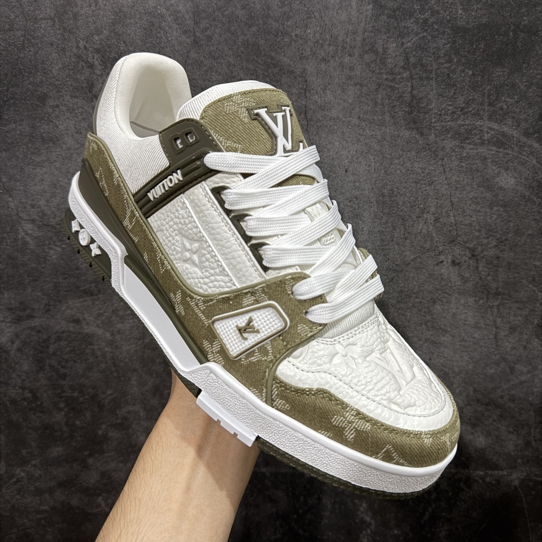 图片[3]-【私人订单】Louis Vuitton LV Trainer 系列 市场最强版 没有之一的存在💪🏻 2025最新版 同步官方星空鞋盒 礼盒包装 纯原顶级高端复刻 高端零售首选版本 购入2025 最新原版1-1开发复刻 相似度百分之99 大货拿在手上无法辨别真假 全鞋身做工精细 进口西班牙3mm斗牛皮摔荔纹韧度拉力十足 鞋面压花长时间不会消失 独家网版开模侧边饰VU ITTON标志与正品完全一致 侧面白荔皮压花凹凸立体感直接媲美正品 新版正品欧斯耐高弹160垫脚 脚感超舒适 独家底磨特供双色TPU组合大底 大底采用进口橡胶树材质套包工艺 固特异缝合锁边空胶工艺 永不开胶断线。 全套专柜24年底圣诞节限定包装，另有经典黄盒包装可选配。 专柜统一尺码（偏大一码）全网独家半码 女码：35 35.5 36 36.5 37 37.5 38 38.5 39 男码：39 40 40.5 41 41.5 42 42.5 43 43.5 44 44.5 45 46 47 （欧码 皮鞋尺码）比运动鞋大一码 全网独家做到最大47码 偏大一码 45=46 46=47 47=48 独家私模-选品中心
