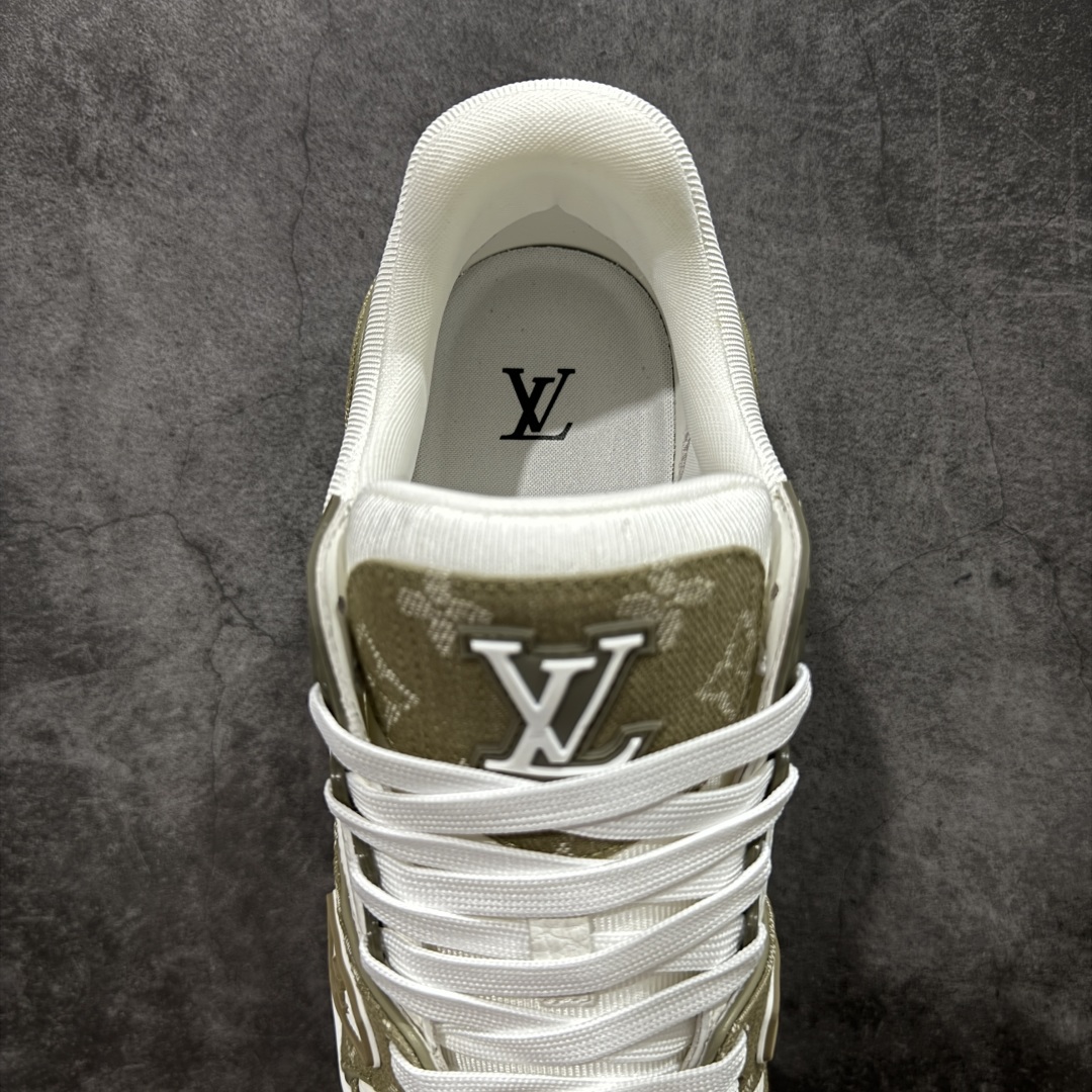 图片[8]-【私人订单】Louis Vuitton LV Trainer 系列 市场最强版 没有之一的存在💪🏻 2025最新版 同步官方星空鞋盒 礼盒包装 纯原顶级高端复刻 高端零售首选版本 购入2025 最新原版1-1开发复刻 相似度百分之99 大货拿在手上无法辨别真假 全鞋身做工精细 进口西班牙3mm斗牛皮摔荔纹韧度拉力十足 鞋面压花长时间不会消失 独家网版开模侧边饰VU ITTON标志与正品完全一致 侧面白荔皮压花凹凸立体感直接媲美正品 新版正品欧斯耐高弹160垫脚 脚感超舒适 独家底磨特供双色TPU组合大底 大底采用进口橡胶树材质套包工艺 固特异缝合锁边空胶工艺 永不开胶断线。 全套专柜24年底圣诞节限定包装，另有经典黄盒包装可选配。 专柜统一尺码（偏大一码）全网独家半码 女码：35 35.5 36 36.5 37 37.5 38 38.5 39 男码：39 40 40.5 41 41.5 42 42.5 43 43.5 44 44.5 45 46 47 （欧码 皮鞋尺码）比运动鞋大一码 全网独家做到最大47码 偏大一码 45=46 46=47 47=48 独家私模-选品中心