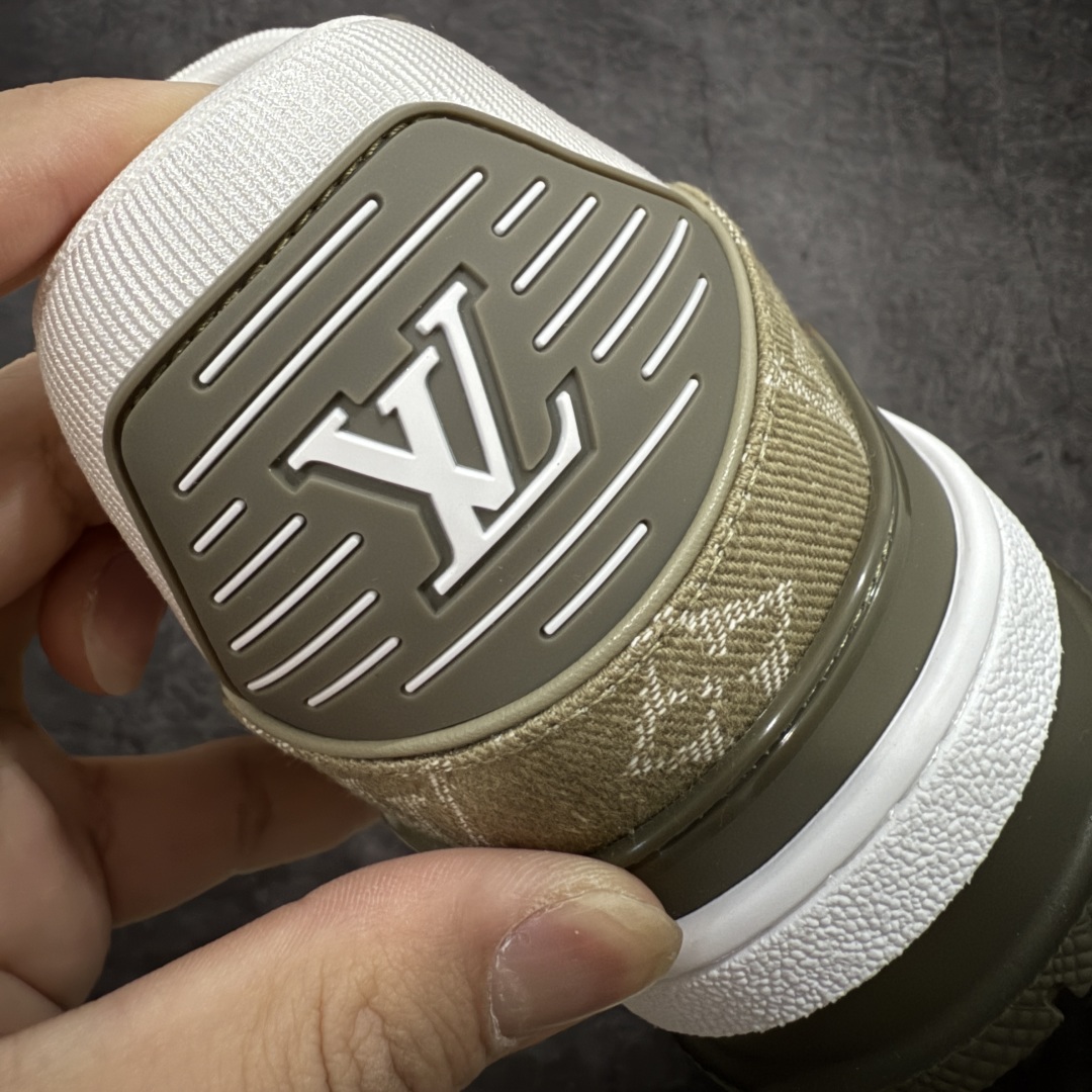 图片[2]-【私人订单】Louis Vuitton LV Trainer 系列 市场最强版 没有之一的存在💪🏻 2025最新版 同步官方星空鞋盒 礼盒包装 纯原顶级高端复刻 高端零售首选版本 购入2025 最新原版1-1开发复刻 相似度百分之99 大货拿在手上无法辨别真假 全鞋身做工精细 进口西班牙3mm斗牛皮摔荔纹韧度拉力十足 鞋面压花长时间不会消失 独家网版开模侧边饰VU ITTON标志与正品完全一致 侧面白荔皮压花凹凸立体感直接媲美正品 新版正品欧斯耐高弹160垫脚 脚感超舒适 独家底磨特供双色TPU组合大底 大底采用进口橡胶树材质套包工艺 固特异缝合锁边空胶工艺 永不开胶断线。 全套专柜24年底圣诞节限定包装，另有经典黄盒包装可选配。 专柜统一尺码（偏大一码）全网独家半码 女码：35 35.5 36 36.5 37 37.5 38 38.5 39 男码：39 40 40.5 41 41.5 42 42.5 43 43.5 44 44.5 45 46 47 （欧码 皮鞋尺码）比运动鞋大一码 全网独家做到最大47码 偏大一码 45=46 46=47 47=48 独家私模-选品中心